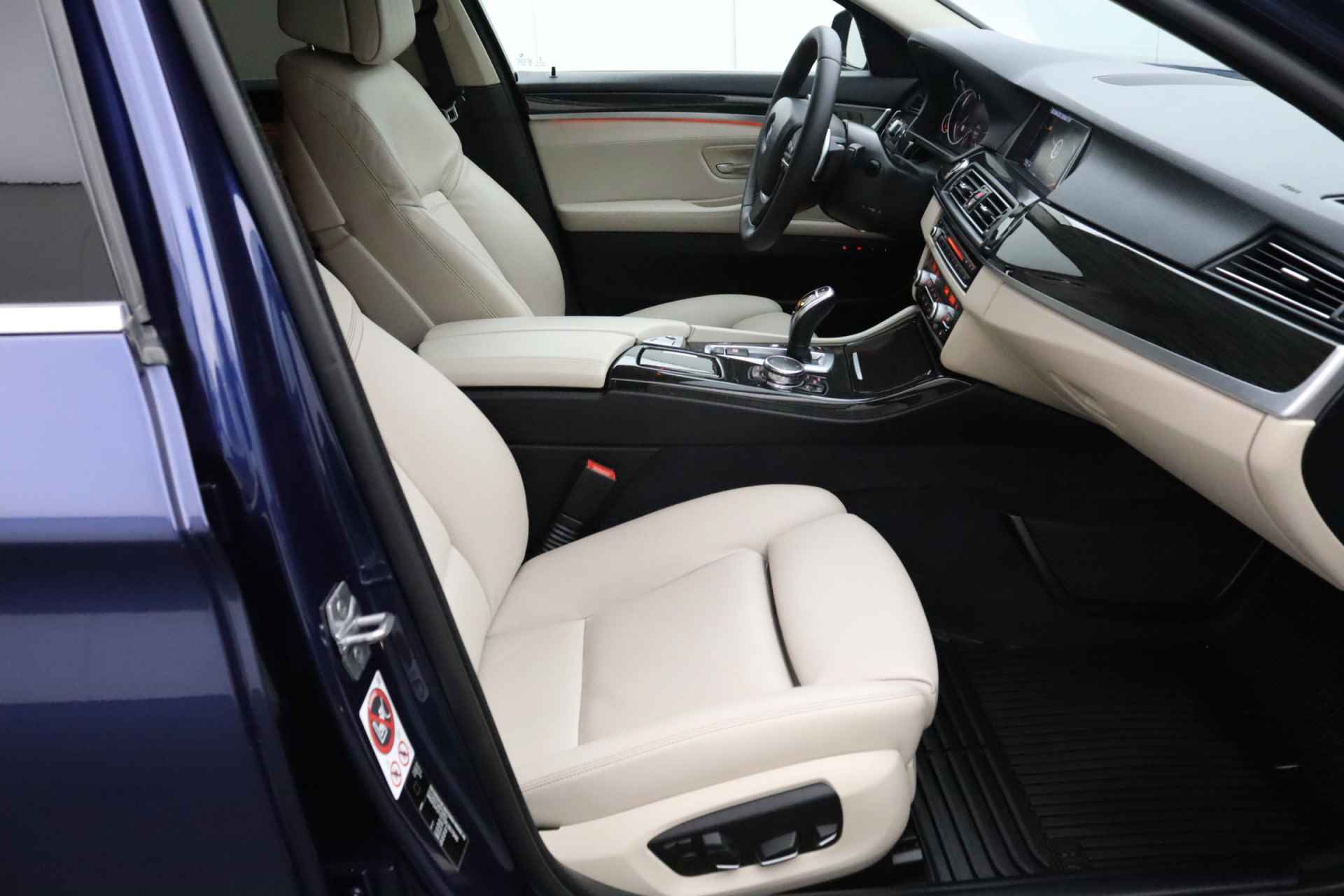 BMW 5 Serie 520i Luxury Edition | Lederen bekleding | Parkeersensoren | Elektrisch verstelbare verwarmde stoelen | Navigatie - 30/30