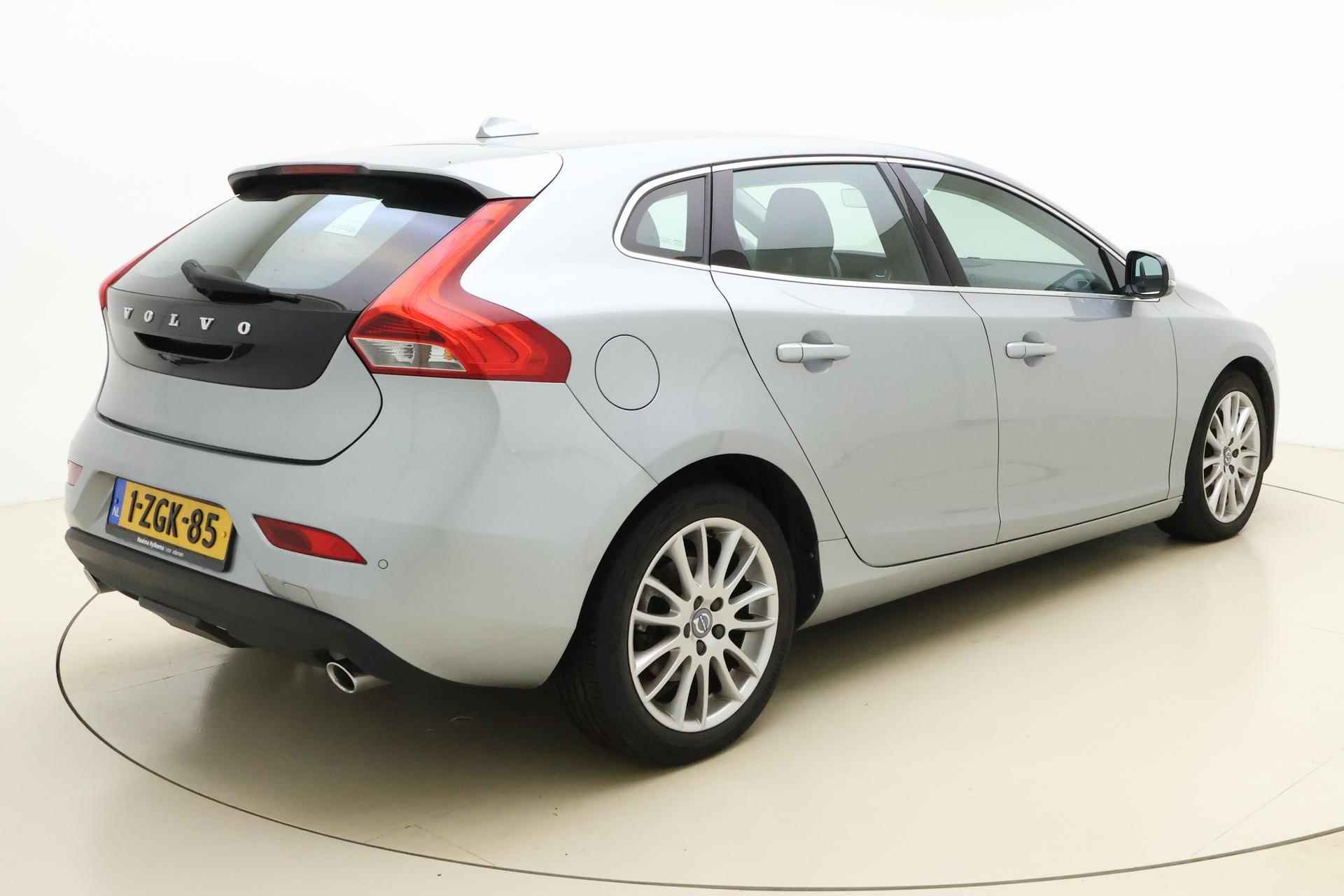 Volvo V40 2.0 D4 Summum Business | Harman Kardon | Lederen bekleding | Navigatie | Stoelverwarming | Parkeersensoren | Weinig kilometers! - 3/35