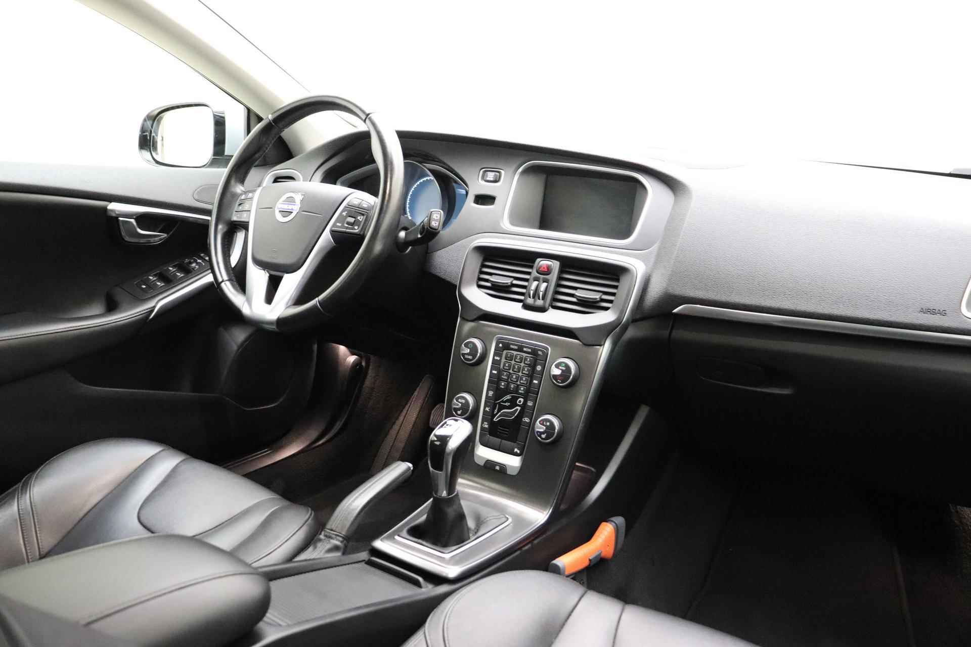 Volvo V40 2.0 D4 Summum Business | Harman Kardon | Lederen bekleding | Navigatie | Stoelverwarming | Parkeersensoren | Weinig kilometers! - 4/35