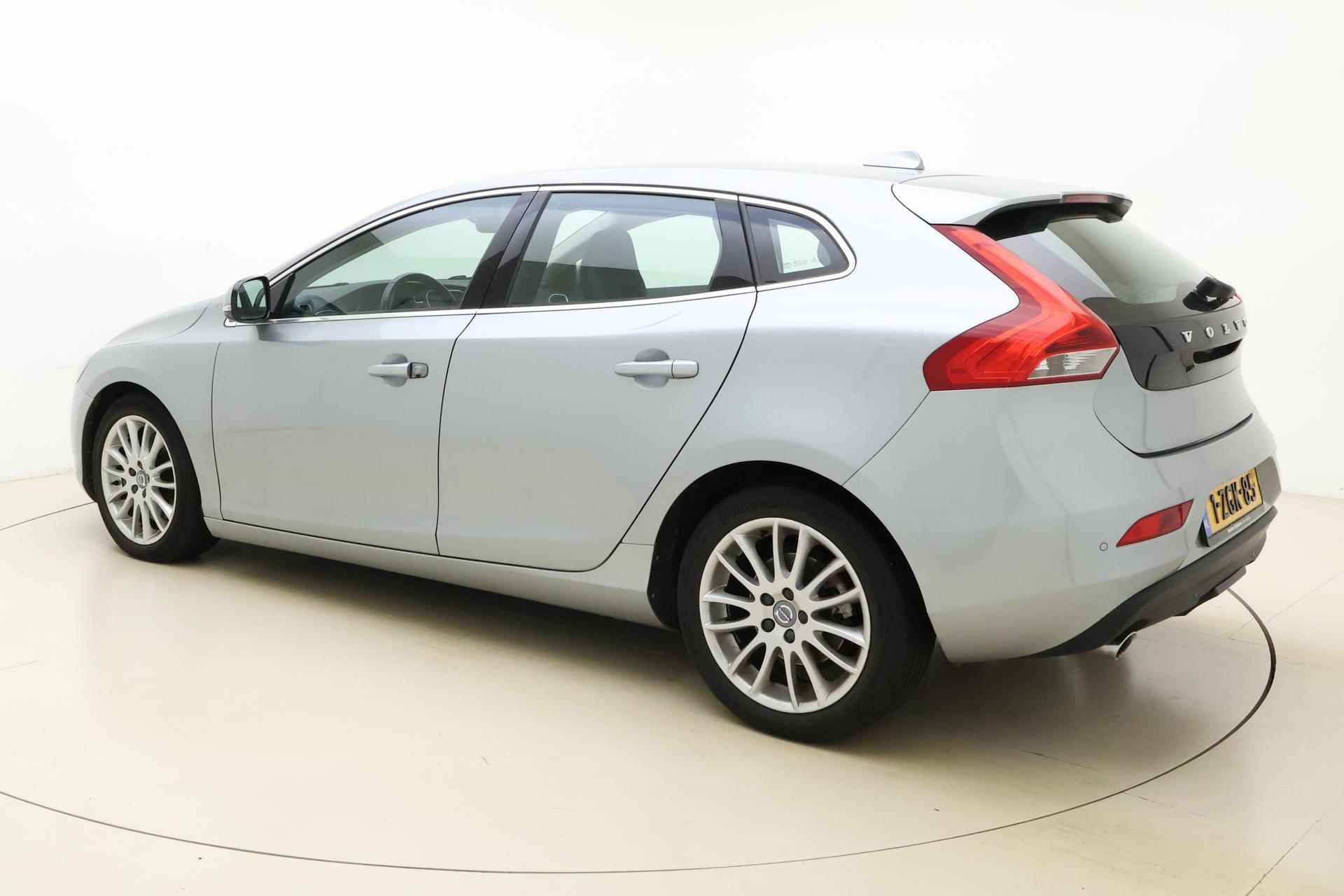 Volvo V40 2.0 D4 Summum Business | Harman Kardon | Lederen bekleding | Navigatie | Stoelverwarming | Parkeersensoren | Weinig kilometers! - 5/35