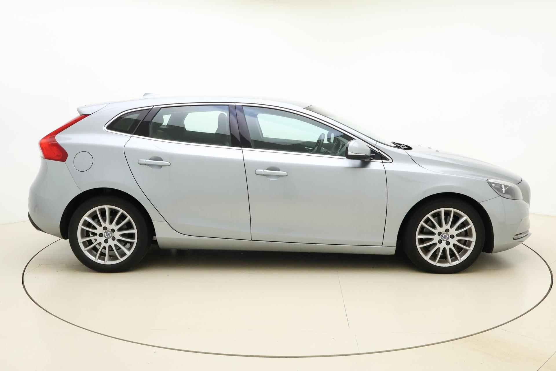 Volvo V40 2.0 D4 Summum Business | Harman Kardon | Lederen bekleding | Navigatie | Stoelverwarming | Parkeersensoren | Weinig kilometers! - 10/35