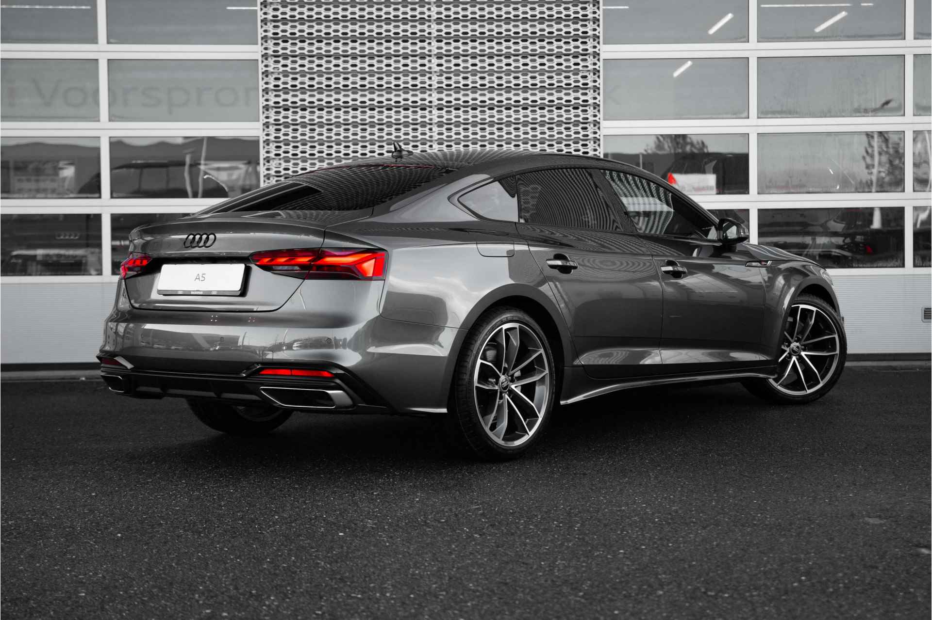 Audi A5 Sportback 35 TFSI S edition Competition | Assistentiepakket Driving + Parking | Zwart optiek | 19" - 3/70