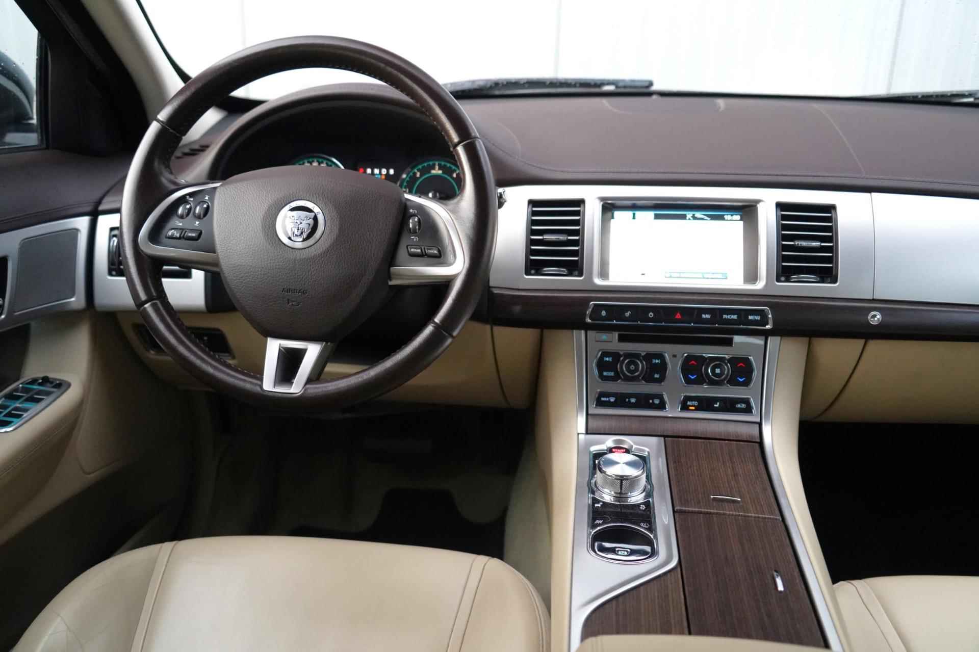 Jaguar XF 3.0D / 99dkm NAP / Org. NL / Leder / Navigatie / Climate / Cruise / Afn. Trekhaak - 12/35