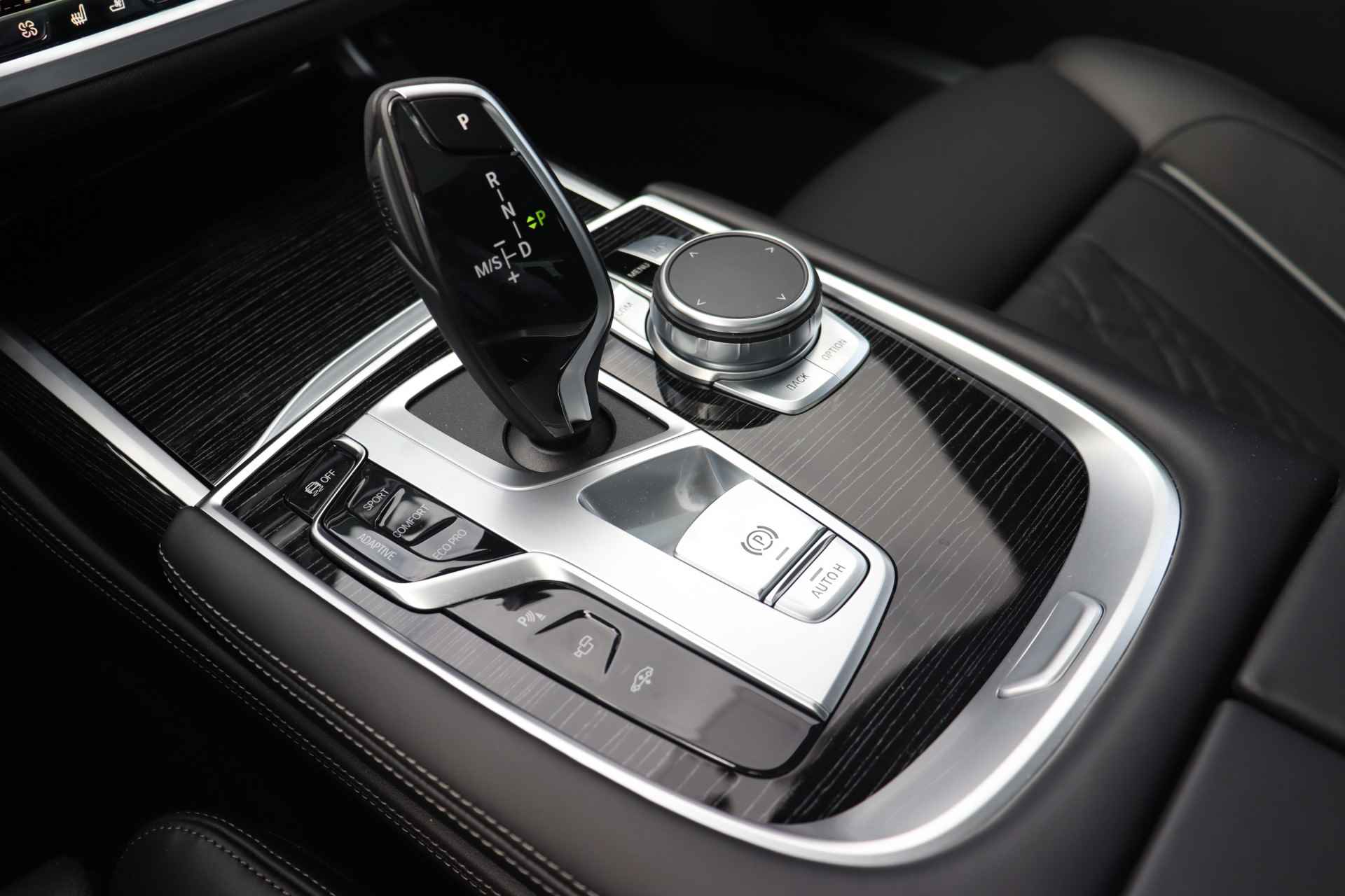 BMW 7 Serie 740d xDrive High Executive M-Sport Automaat / Panoramadak / Laserlicht / Harman Kardon / Adaptive Cruise Control / Surround View / Stoelventilatie / DAB / Softclose / Comfort Access - 24/34