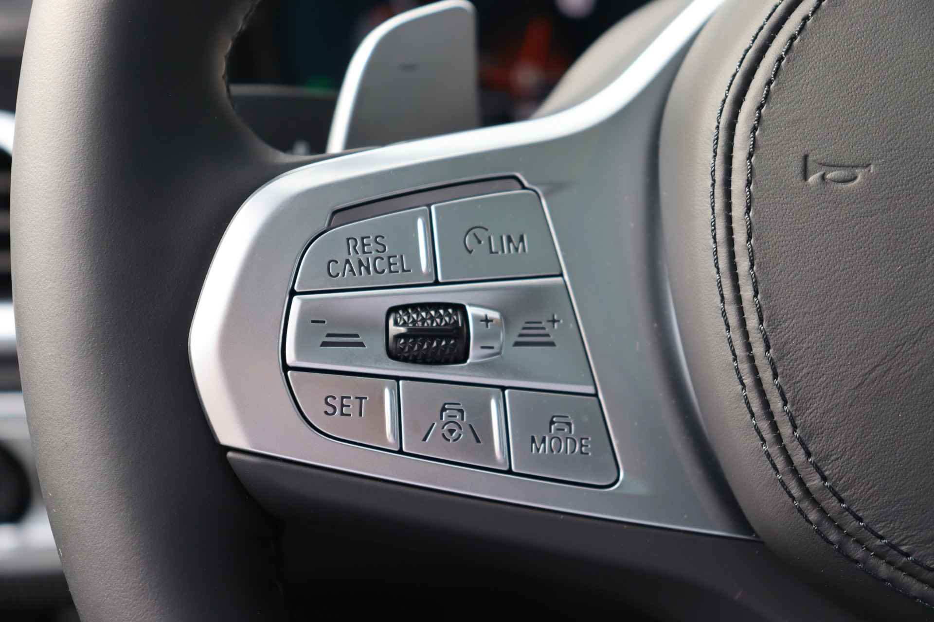 BMW 7 Serie 740d xDrive High Executive M-Sport Automaat / Panoramadak / Laserlicht / Harman Kardon / Adaptive Cruise Control / Surround View / Stoelventilatie / DAB / Softclose / Comfort Access - 31/34