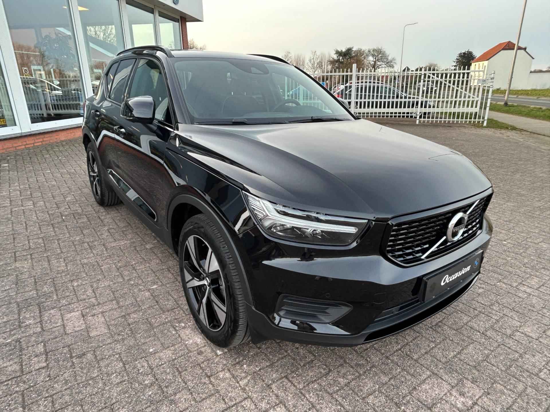 Volvo XC40 1.5 T4 Recharge R-Design - Leder - Panorama - Camera - 19 inch - Pilot Assist - 4/24