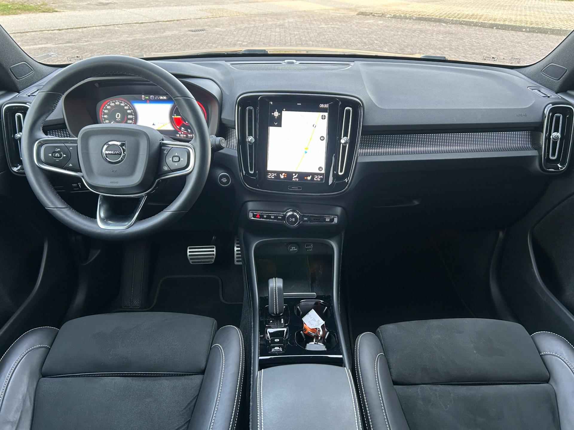 Volvo XC40 1.5 T4 Recharge R-Design - Leder - Panorama - Camera - 19 inch - Pilot Assist - 10/24