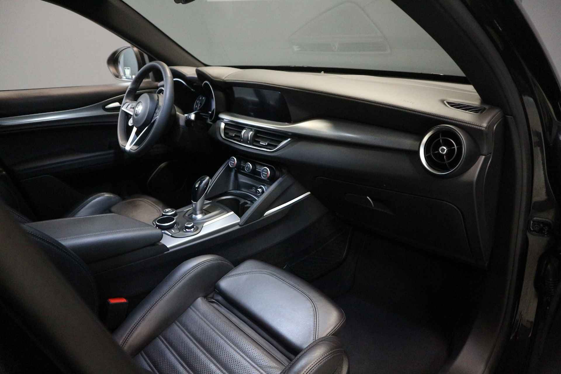 Alfa Romeo Stelvio 2.0 T AWD 310pk Super Veloce pack sportstoelen, leder dashboard, 19Inch l.m. velgen - 13/33