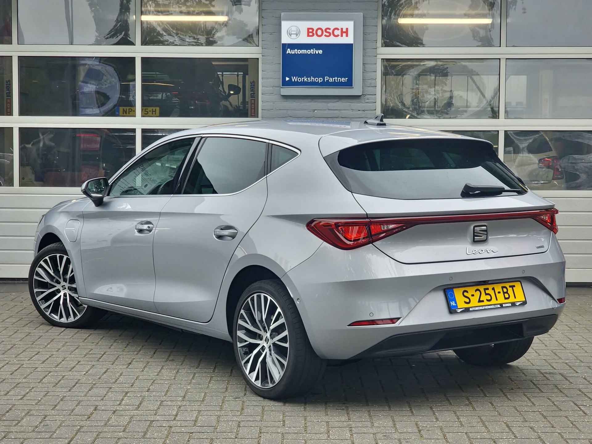 Seat Leon 1.4 TSI DSG eHybrid PHEV XCELLENCE CAMERA/NAVI/CARPLAY - 2/18