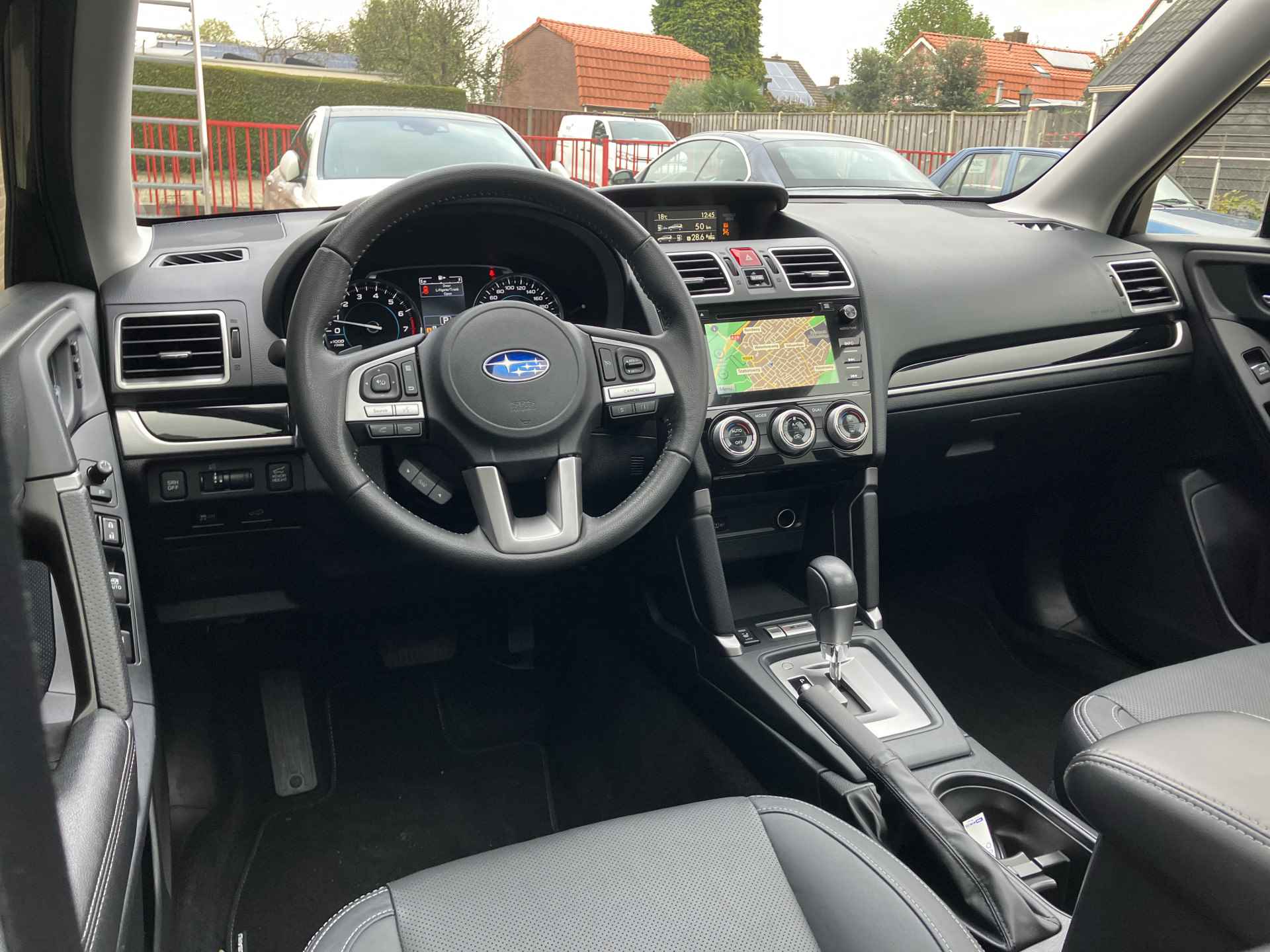 Subaru Forester 2.0 Premium AWD 150 pk AUT. | dealer onderhouden | navigatie | leder interieur | trekhaak | cruise control | panoramadak - 17/45