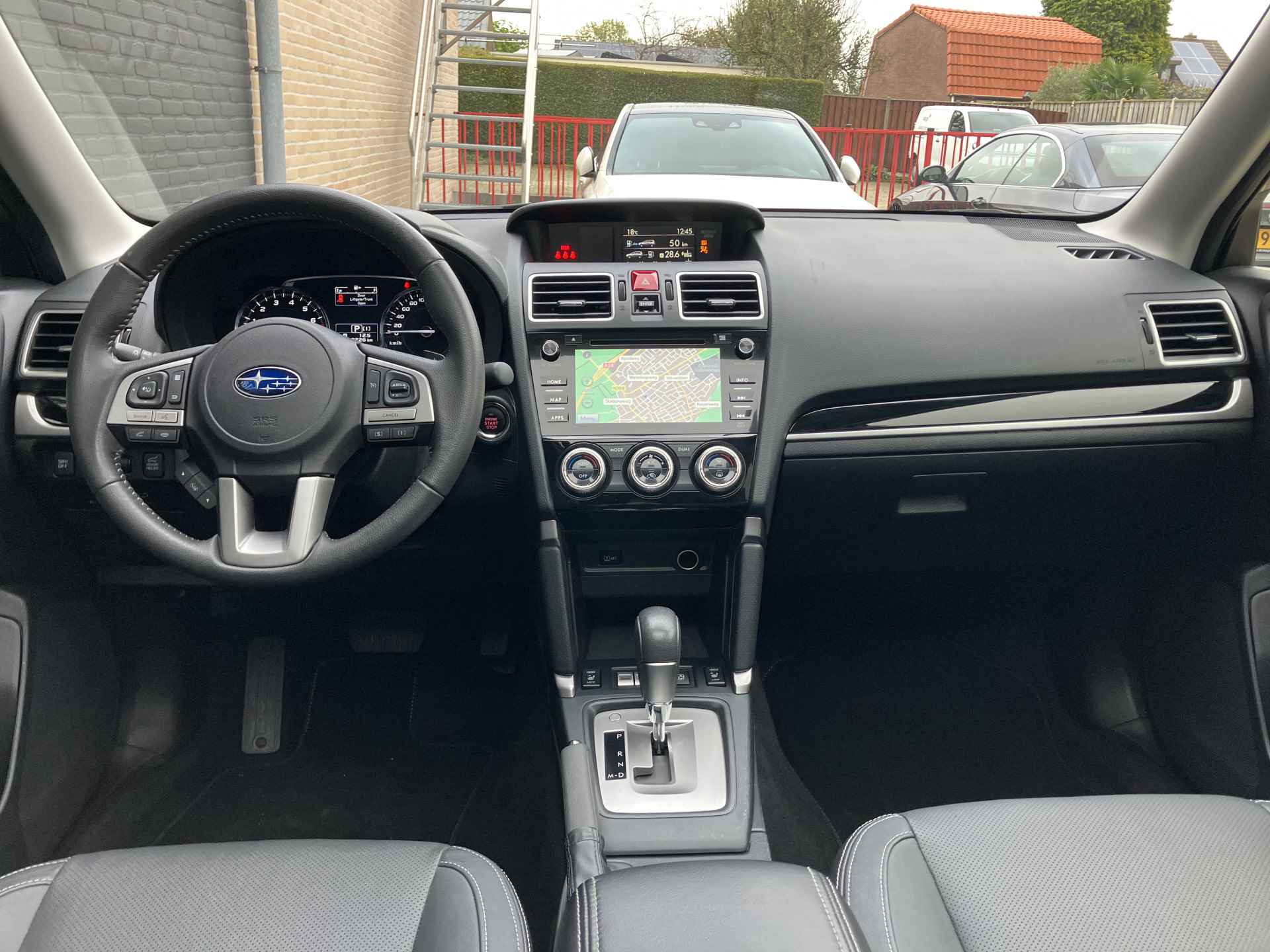 Subaru Forester 2.0 Premium AWD 150 pk AUT. | dealer onderhouden | navigatie | leder interieur | trekhaak | cruise control | panoramadak - 18/45