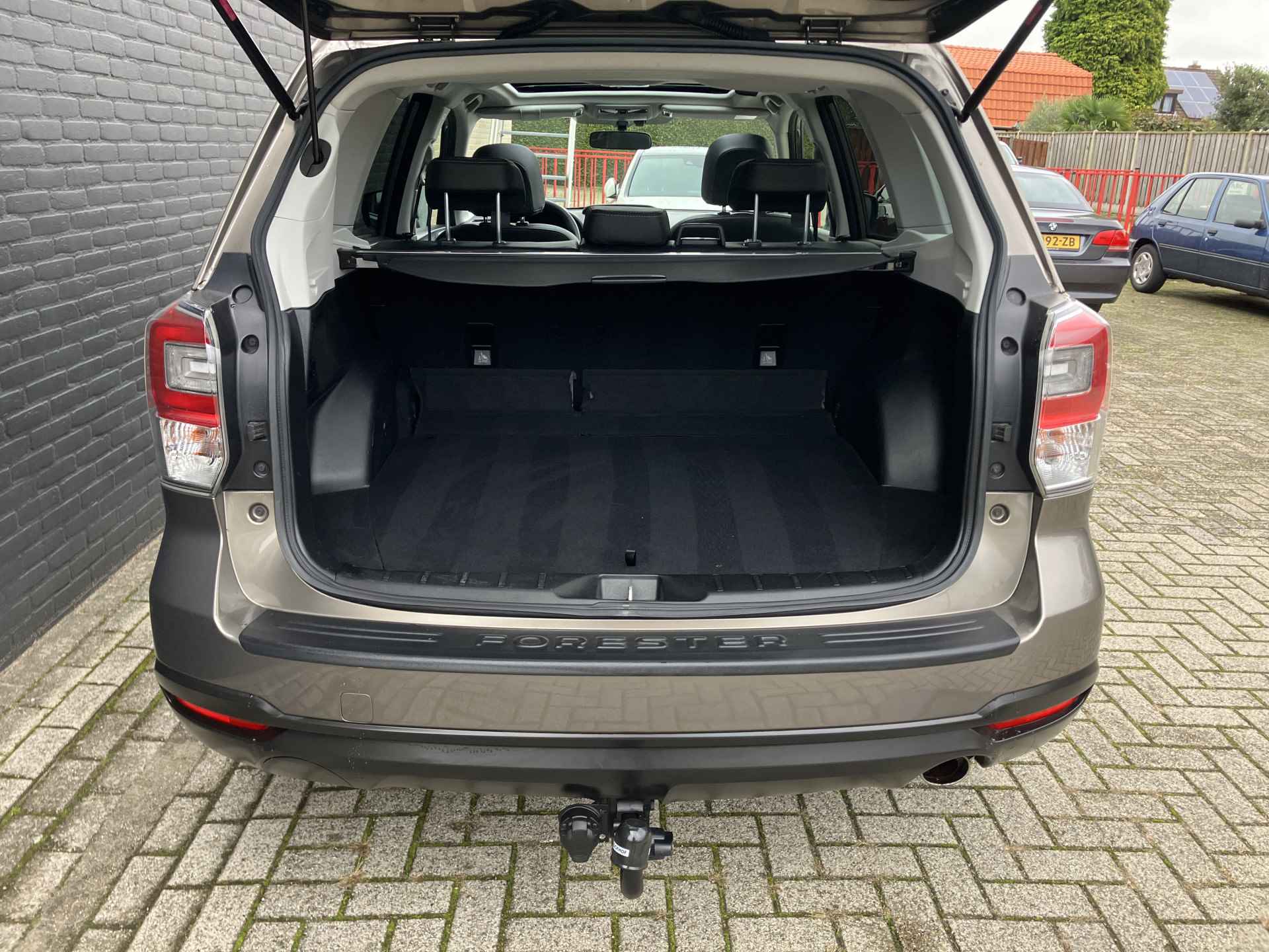 Subaru Forester 2.0 Premium AWD 150 pk AUT. | dealer onderhouden | navigatie | leder interieur | trekhaak | cruise control | panoramadak - 24/45