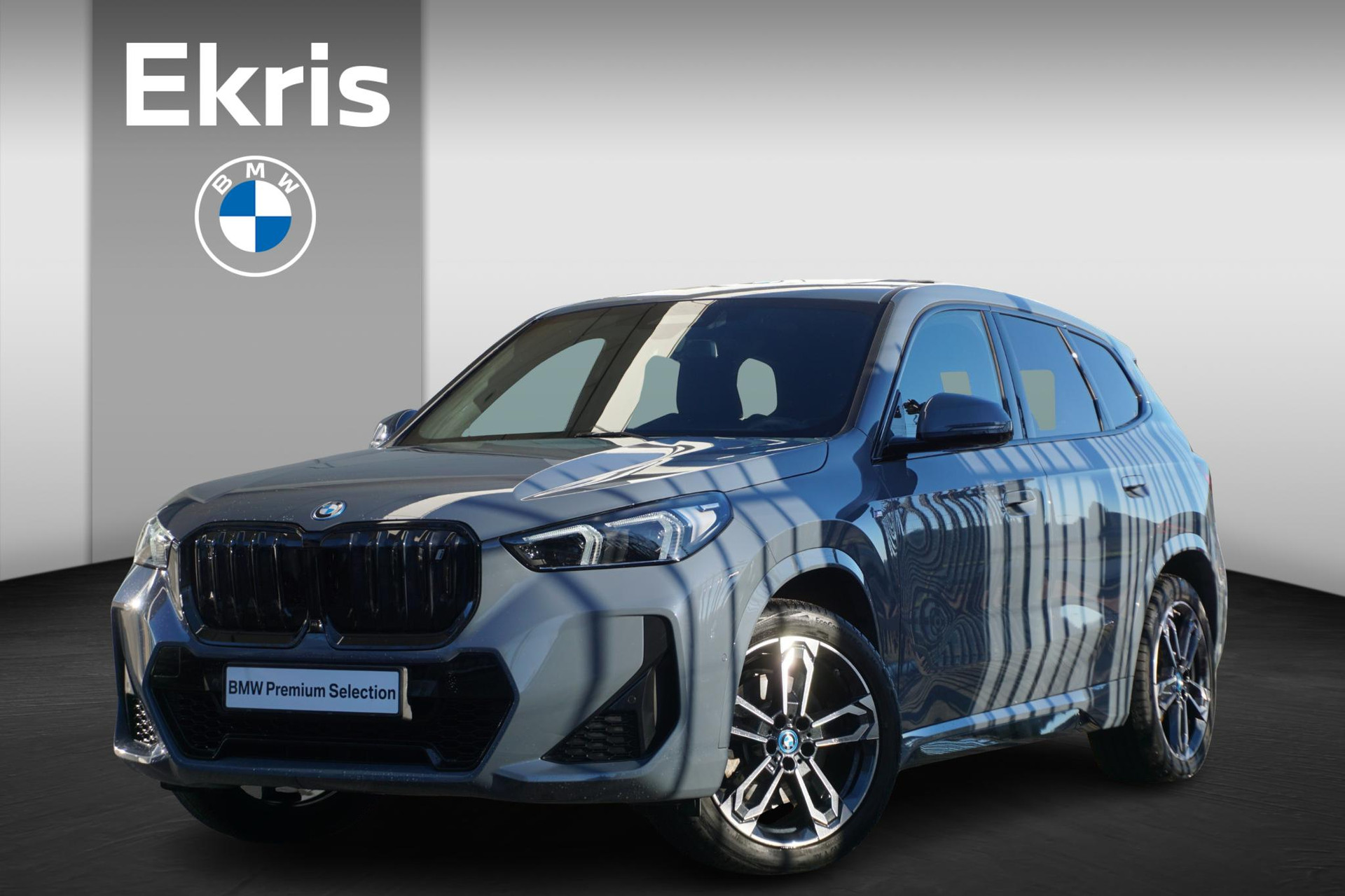 BMW iX1 xDrive30 M Sportpakket | Innovation Pack | Comfort Pack | Travel Pack | Trekhaak met elektrisch wegklapbare kogel | Glazen panoramadak