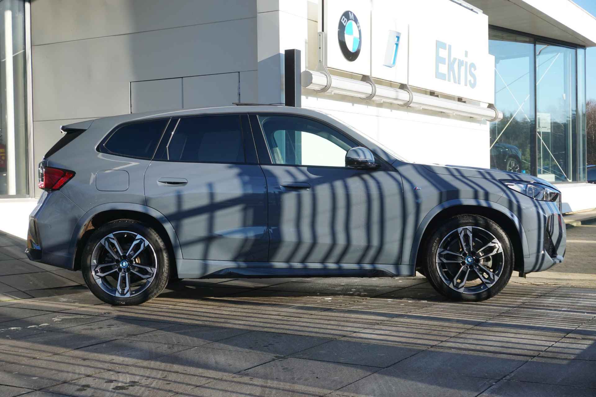 BMW iX1 xDrive30 M Sportpakket | Innovation Pack | Comfort Pack | Travel Pack | Trekhaak met elektrisch wegklapbare kogel | Glazen panoramadak - 4/39