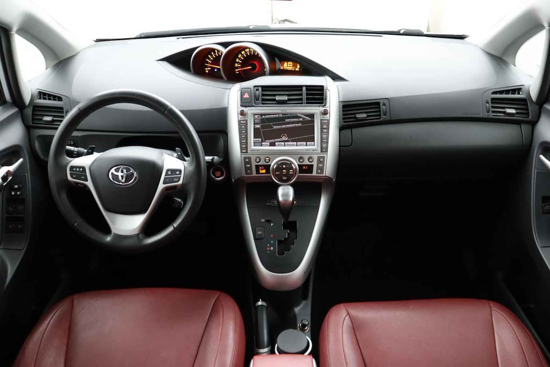 Toyota Verso 1.8 VVT-i Dynamic Business | Leer | Trekhaak | Parkeercamera | Panorama dak | Navigatie | - 4/59