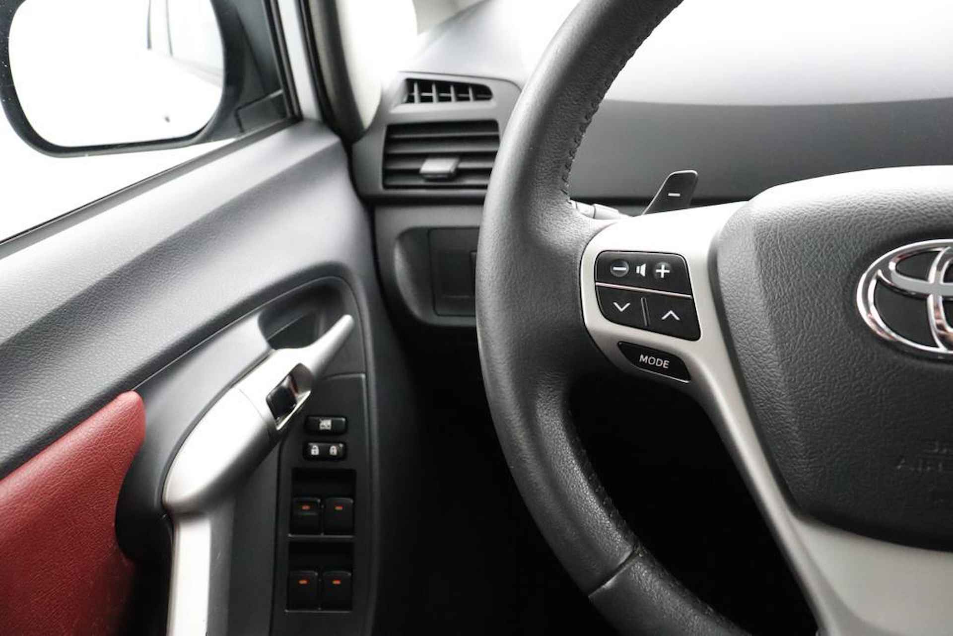 Toyota Verso 1.8 VVT-i Dynamic Business | Leer | Trekhaak | Parkeercamera | Panorama dak | Navigatie | - 19/59