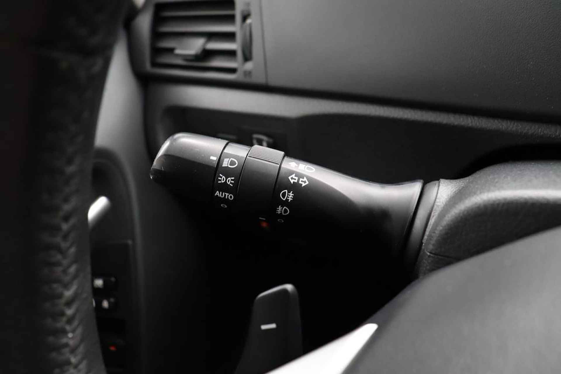 Toyota Verso 1.8 VVT-i Dynamic Business | Leer | Trekhaak | Parkeercamera | Panorama dak | Navigatie | - 30/59