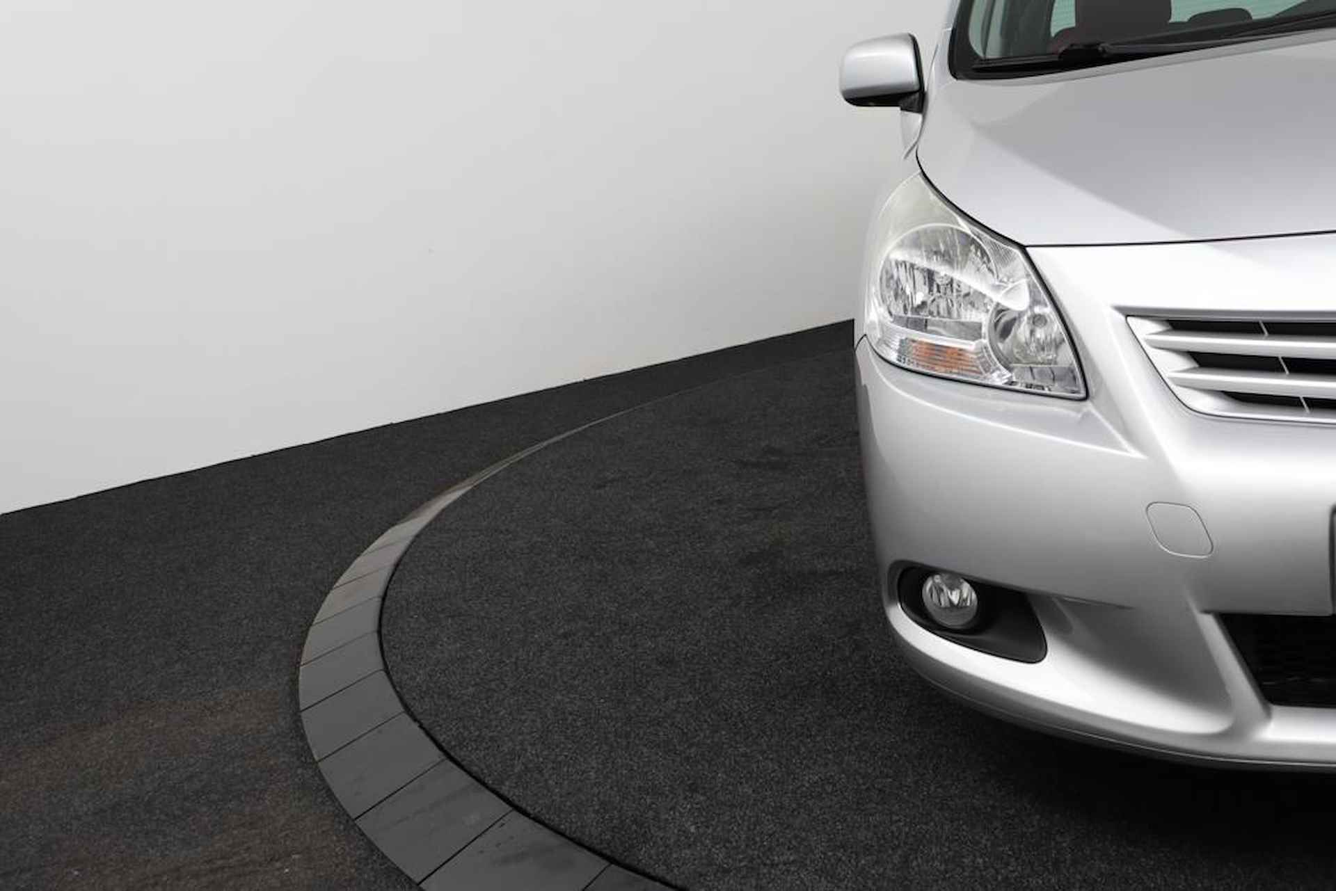 Toyota Verso 1.8 VVT-i Dynamic Business | Leer | Trekhaak | Parkeercamera | Panorama dak | Navigatie | - 37/59