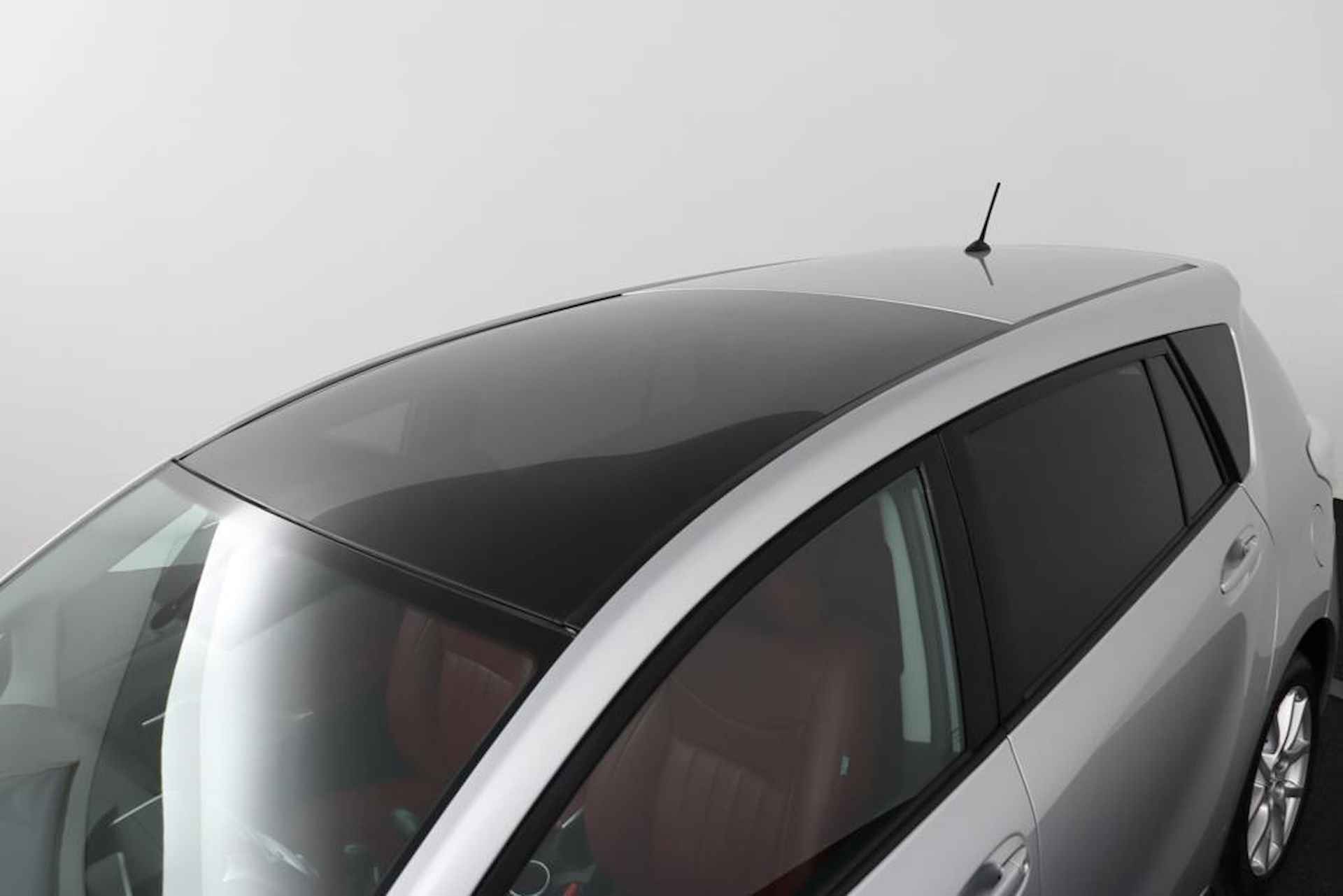 Toyota Verso 1.8 VVT-i Dynamic Business | Leer | Trekhaak | Parkeercamera | Panorama dak | Navigatie | - 43/59