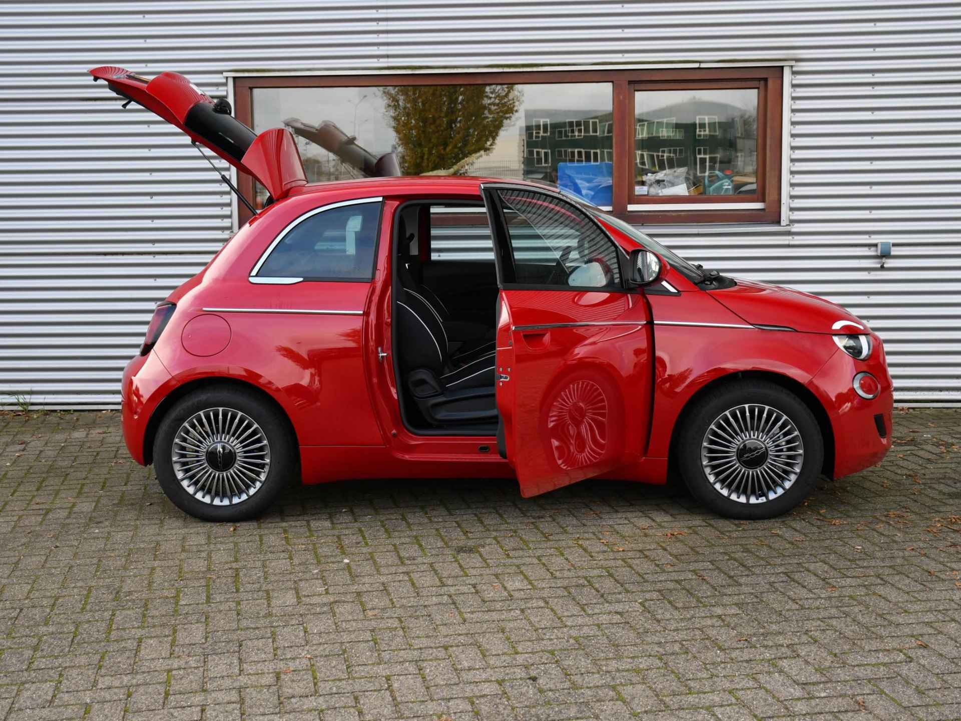 Fiat 500 Urban 42 kWh 118pk Automaat PDC + CAM. | DODE HOEK | CRUISE.C | STOELVERW. VOOR | APPLE-CARPLAY - 26/29