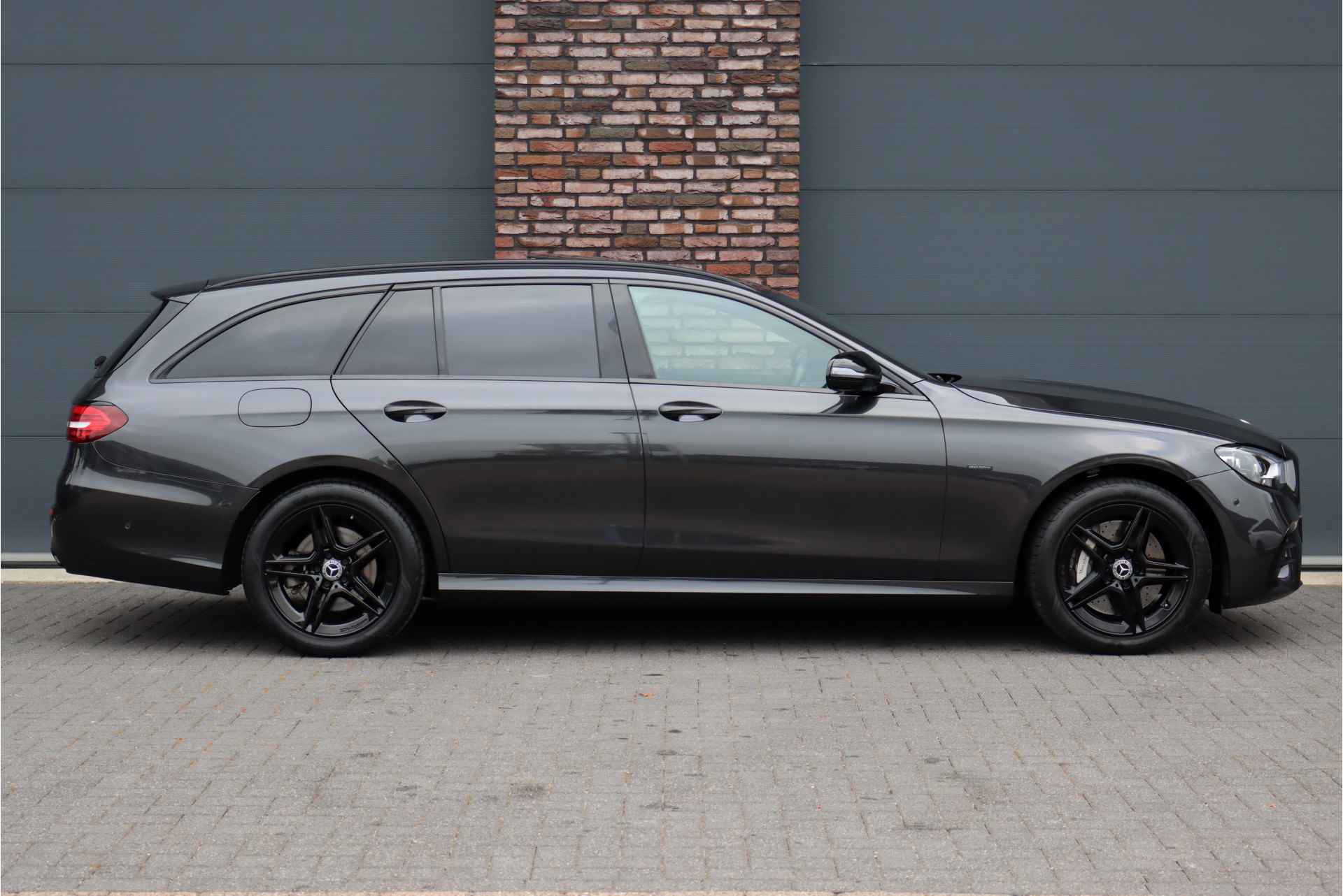 Mercedes-Benz E-Klasse Estate 300 e AMG Line 'Night Edition' Aut9 | Distronic+ | Soft-Close | Trekhaak | Burmester | Memory | Zonweringspakket | Panoramadak | Surround Camera  | Rijassistentiepakket+ | - 12/46