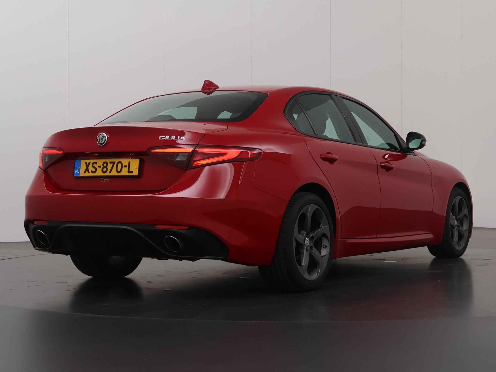 Alfa Romeo Giulia 2.0T Super | Bi-Xenon | Schakelmogelijkheid aan het Stuurwiel |  Navigatie | Parkeercamera | Pack Sportivo | Stoel&stuurwielverwarming | Keyless Go | Cruise Control | Dodehoekdetectie | - 3/45