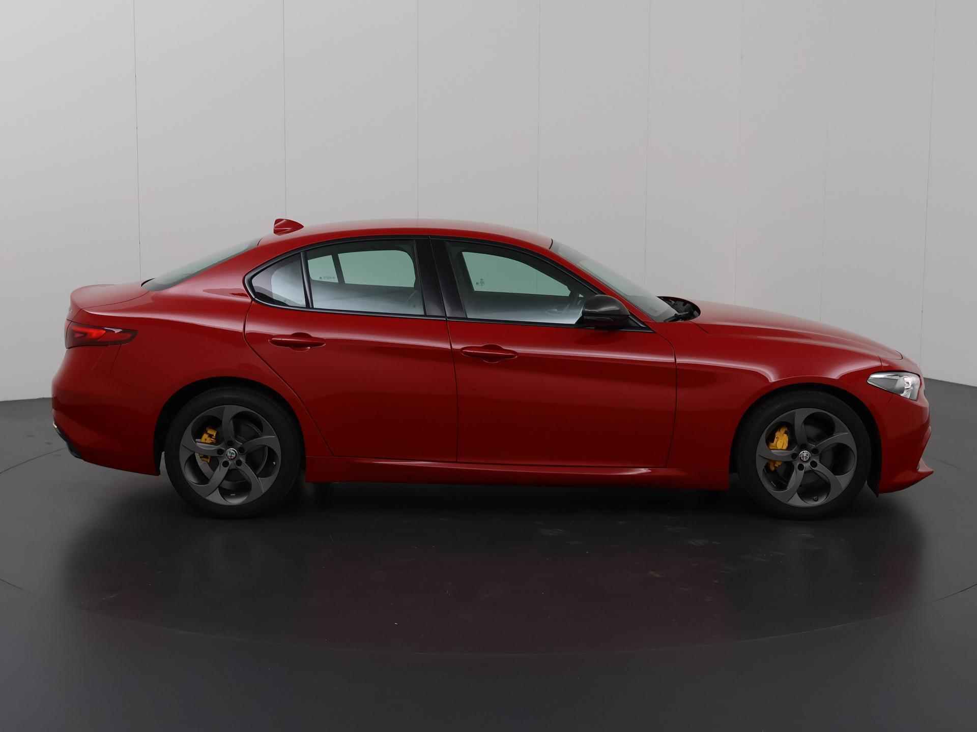 Alfa Romeo Giulia 2.0T Super | Bi-Xenon | Schakelmogelijkheid aan het Stuurwiel |  Navigatie | Parkeercamera | Pack Sportivo | Stoel&stuurwielverwarming | Keyless Go | Cruise Control | Dodehoekdetectie | - 7/45