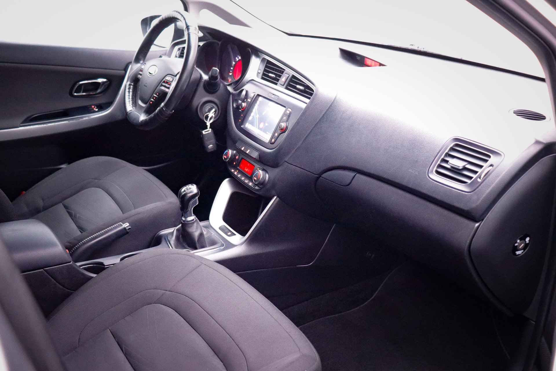 Kia cee'd Sportswagon 1.0T-GDi Navigator Plus Comfort CAMERA/CARPLAY/CLIMA/NAVI/CRUISE/BLUETOOTH/PDC/TREKHAAK/LMV - 19/23