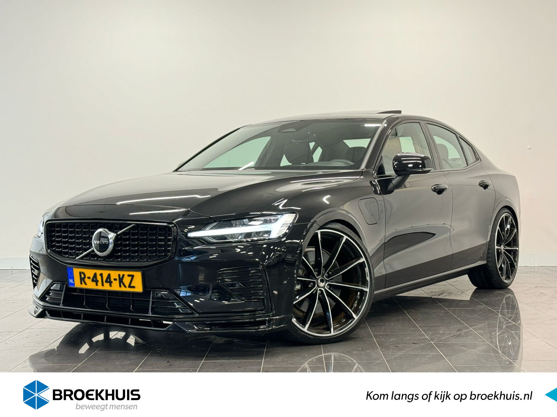 Volvo S60 Recharge T6 AWD Ultimate Dark | Heico Sportiv | Schuifdak | Harman/Kardon | Pilot Assist | Memory seat | 21" wielen | bij viaBOVAG.nl