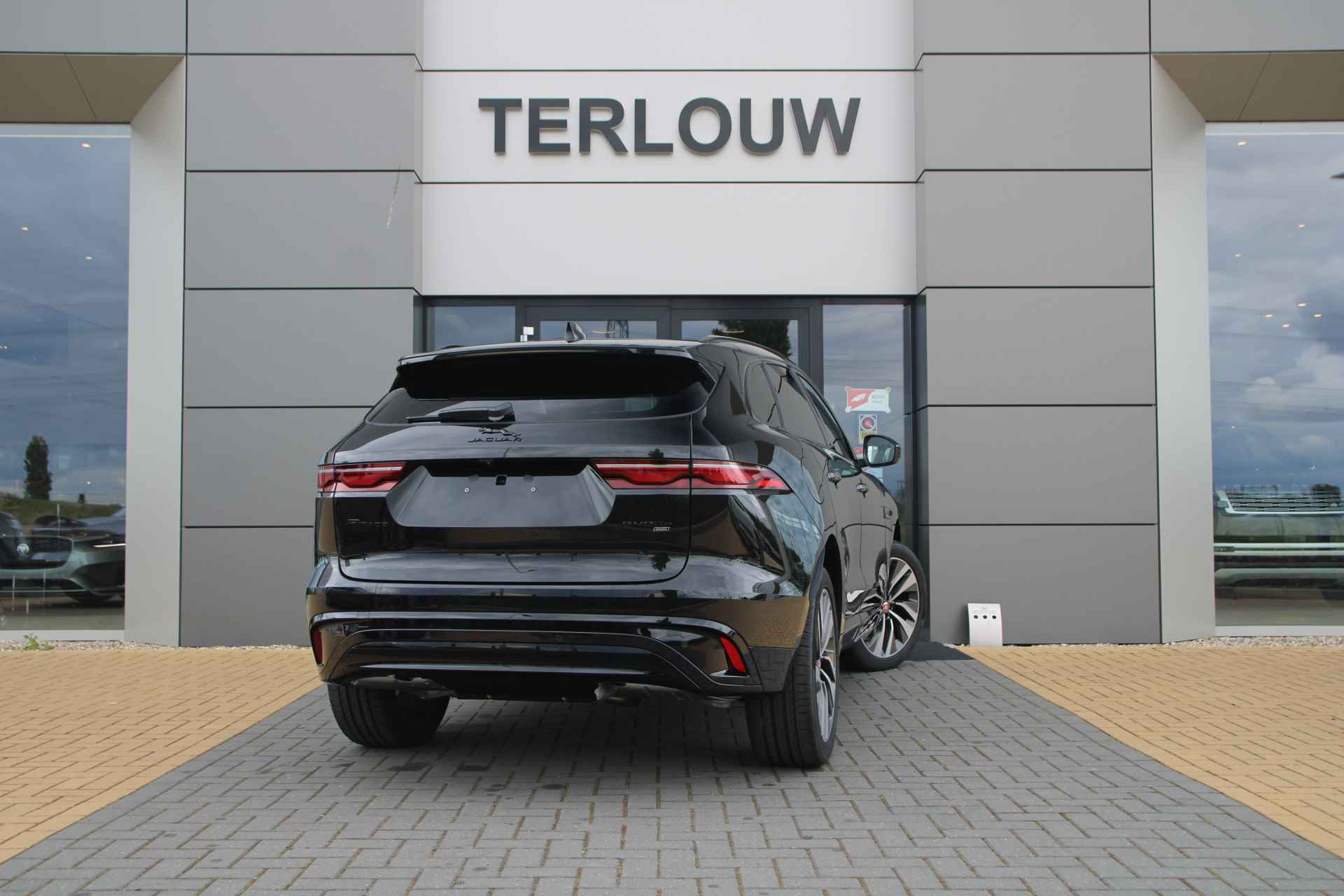 Jaguar F-Pace 2.0 P400e PHEV R-Dynamic HSE - 4/37