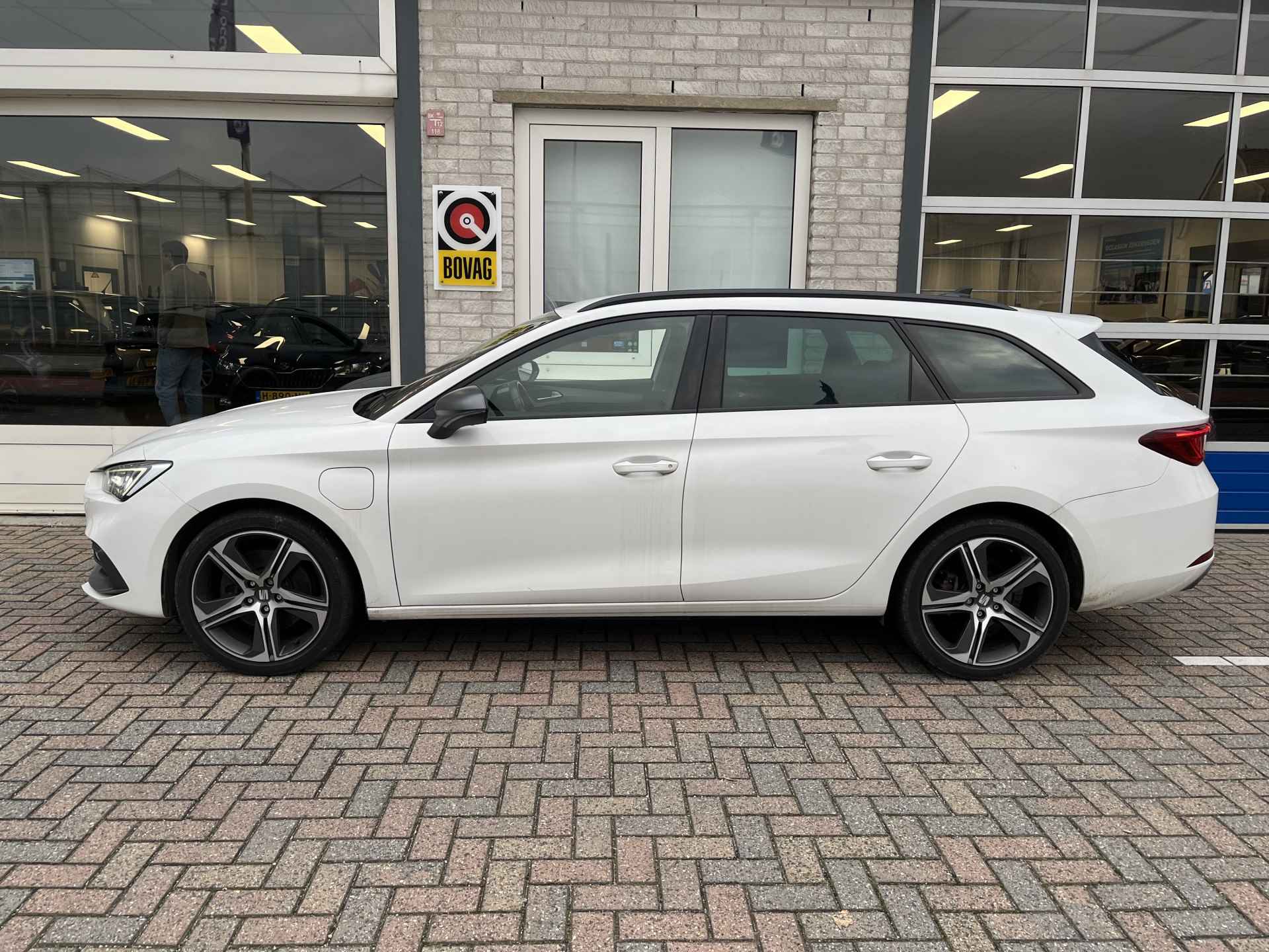 SEAT Leon Sportstourer 1.4 TSI eHybrid PHEV FR / AUTOMAAT/ TREKHAAK/ CAMERA/ PARK. SENSOREN/ MATRIX/ DODE HOEK/ MEMORY SEATS/ KEYLESS/ STOEL EN STUUR VERWARM./ ADAPT. CRUISE/ APP CONNECT/ NAVI/ CLIMA/ DAB/ 18" LMV/ - 3/35