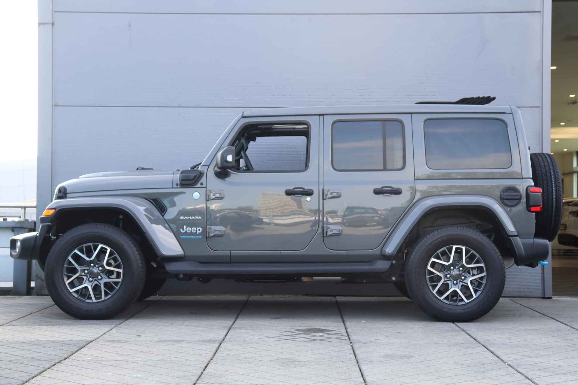 Jeep Wrangler Unlimited 4xe 380pk Sahara / Schuifdak / 'Sting Grey' - 2/57