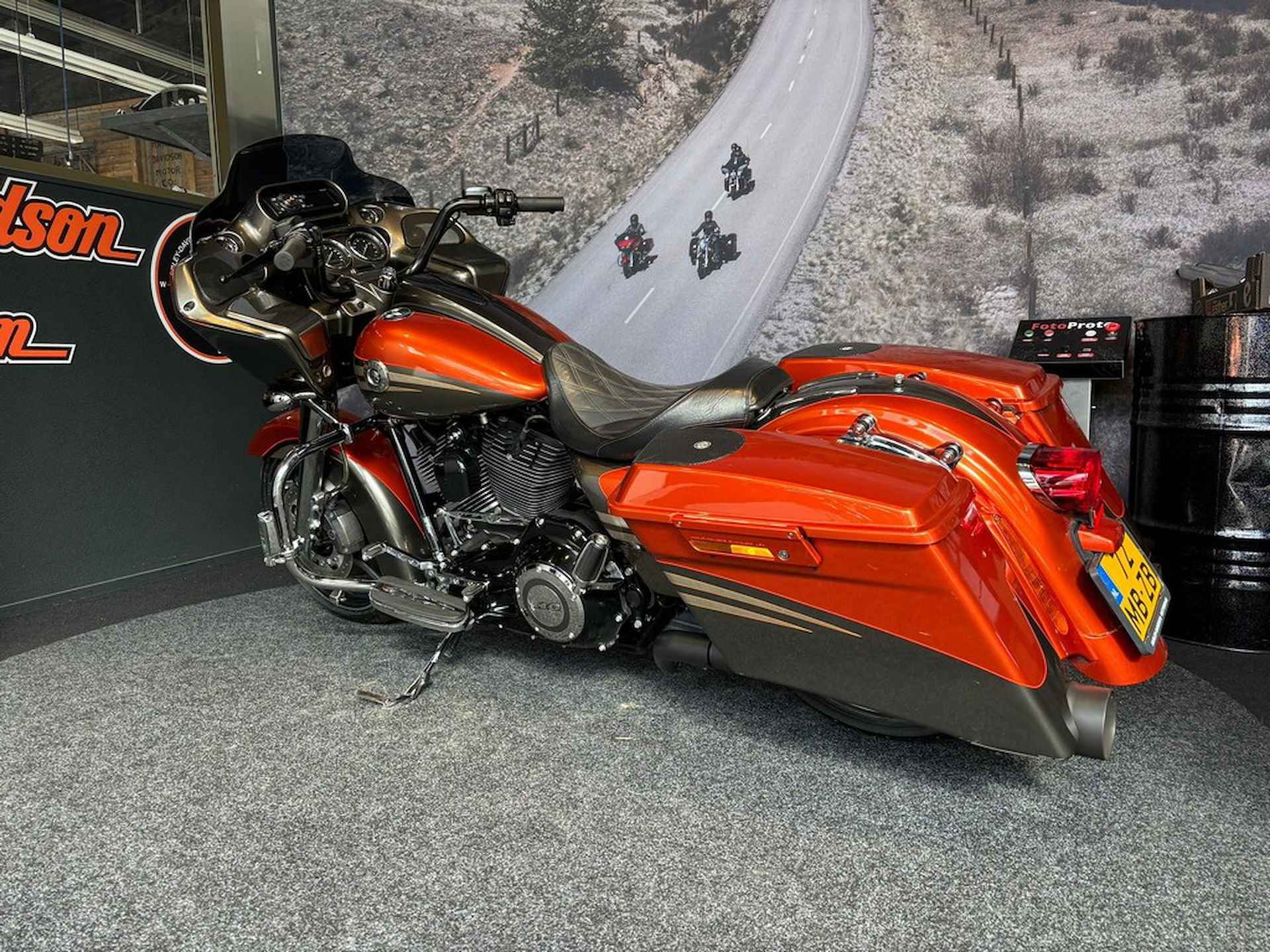 Harley-Davidson FLTRXSE2 Road Glide CVO - 7/8