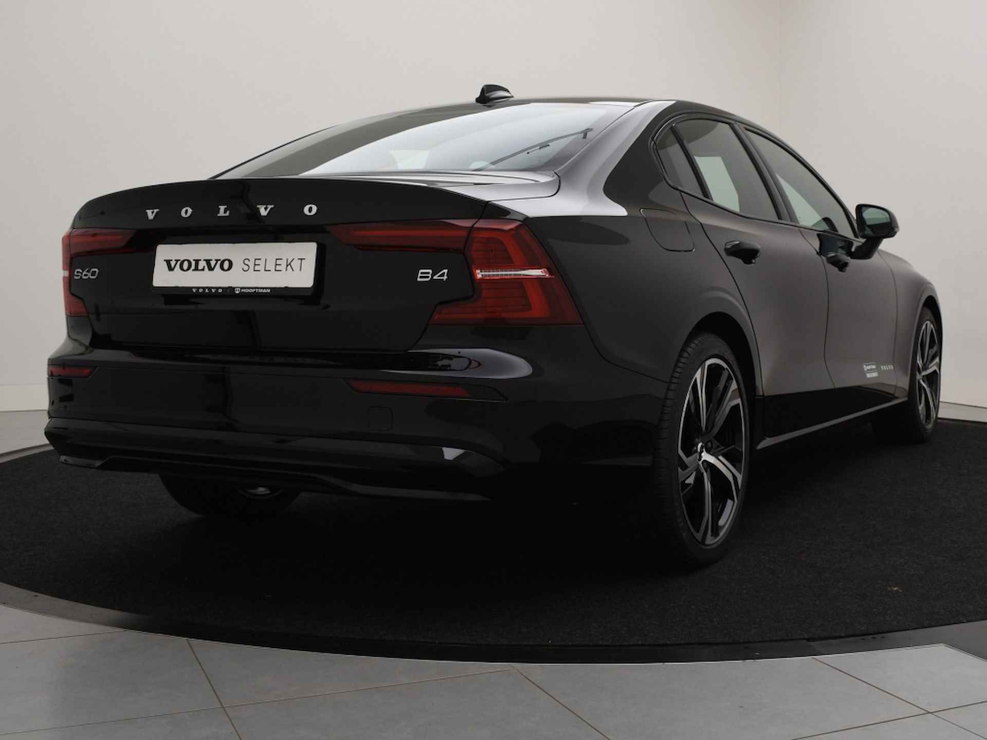 Volvo S60 B4 AUT(7) PLUS DARK HARMAN KARDON ELEK. STOELEN PARK ASSIST V+A - 4/50