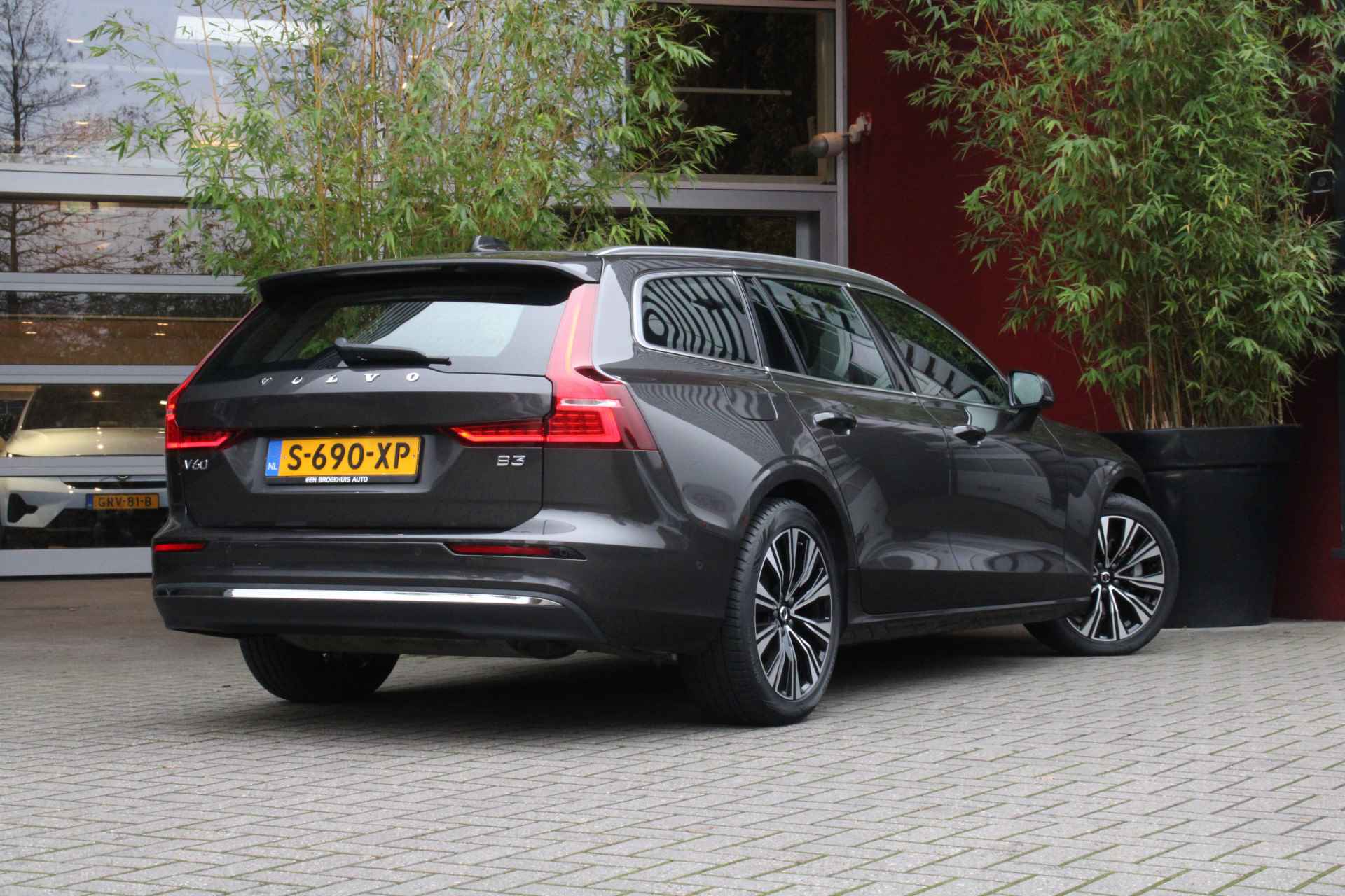 Volvo V60 2.0 B3 Automaat Plus Bright | Trekhaak | 360 Camera | Stuur/stoelverwarming | Adaptive Cruise | BLIS | Harman/Kardon - 3/15