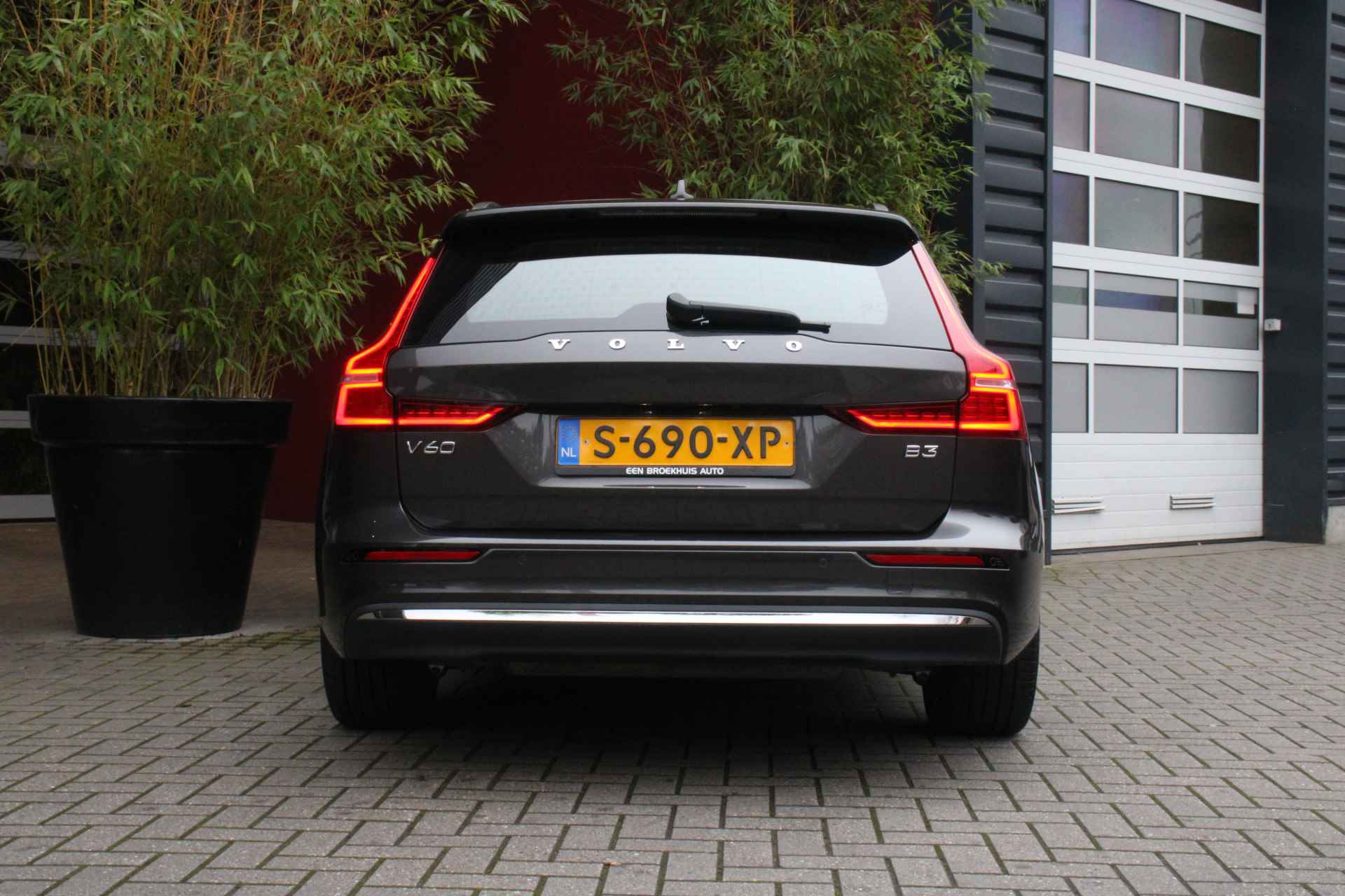 Volvo V60 2.0 B3 Automaat Plus Bright | Trekhaak | 360 Camera | Stuur/stoelverwarming | Adaptive Cruise | BLIS | Harman/Kardon - 10/15