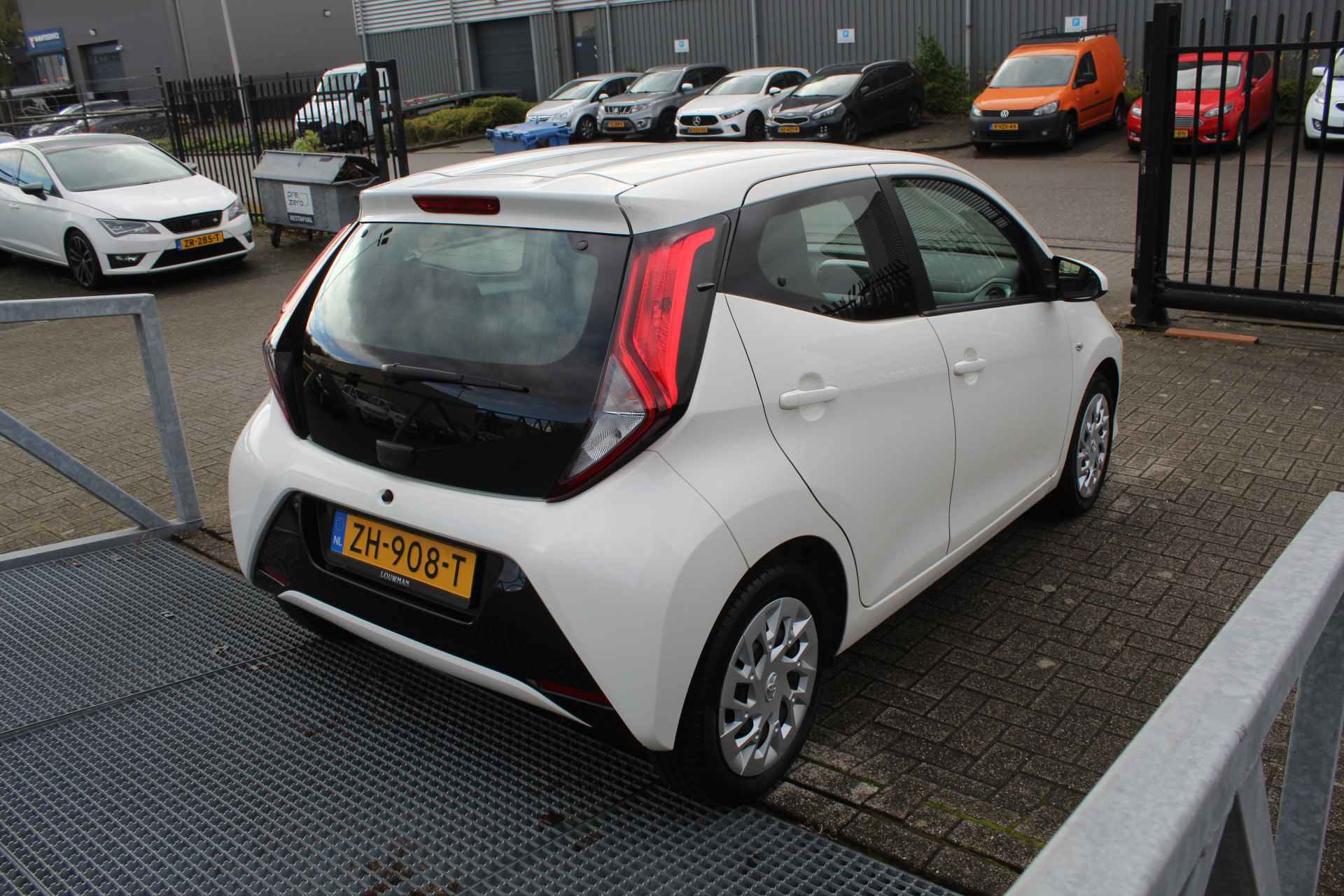 Toyota Aygo 1.0 VVT-i x-play limited Airco/Apple Carplay/Bluetooth/Elektrische Ramen/Camera - 7/14