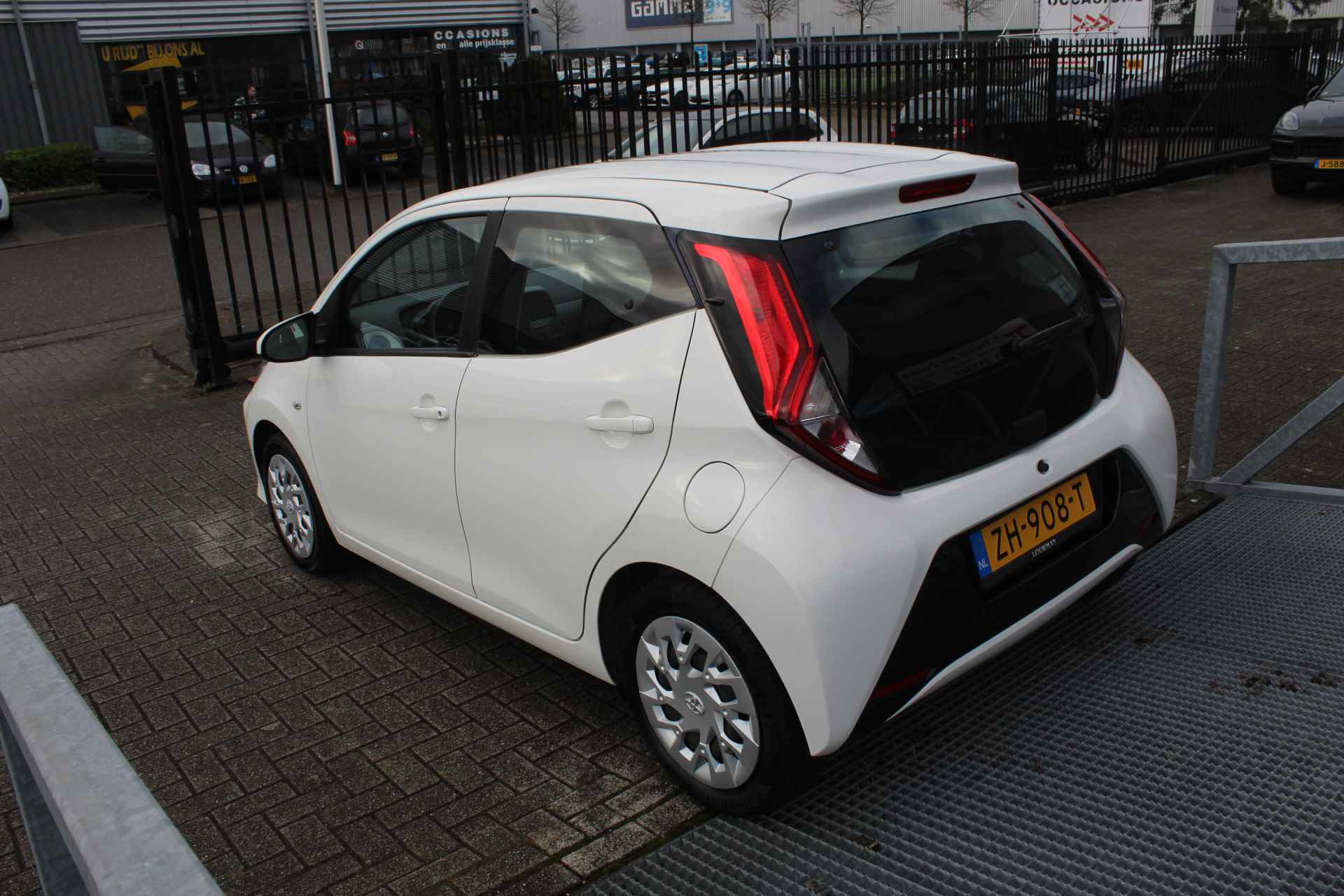 Toyota Aygo 1.0 VVT-i x-play limited Airco/Apple Carplay/Bluetooth/Elektrische Ramen/Camera - 9/14