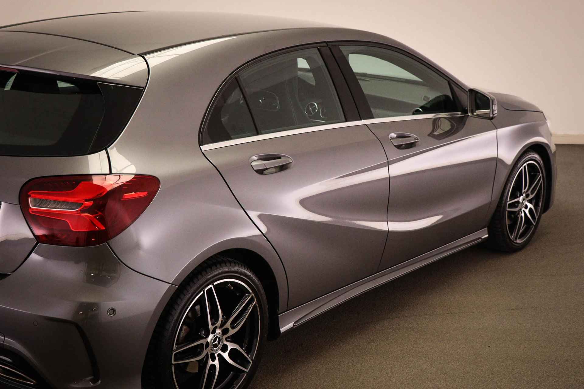 Mercedes-Benz A-klasse 160 AMG Sport Edition | LED | HALF LEDER | CAMERA - 22/57