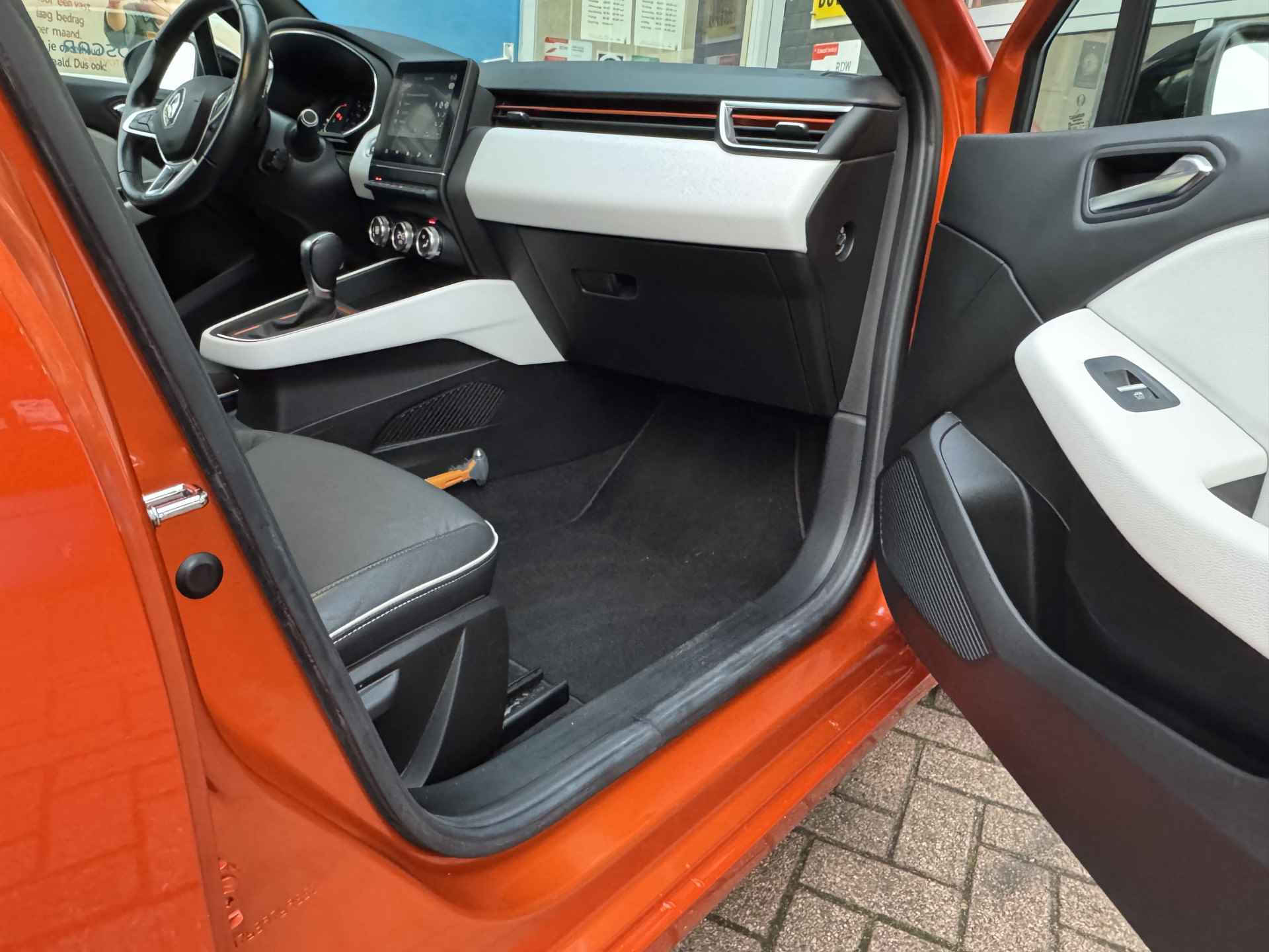 Renault Clio 1.3 TCe Intens Prijs Inclusief Onderhoud & 12 Maand BOVAG Garantie | Voorstoelen Verwarmd | Apple Carplay | - 63/72