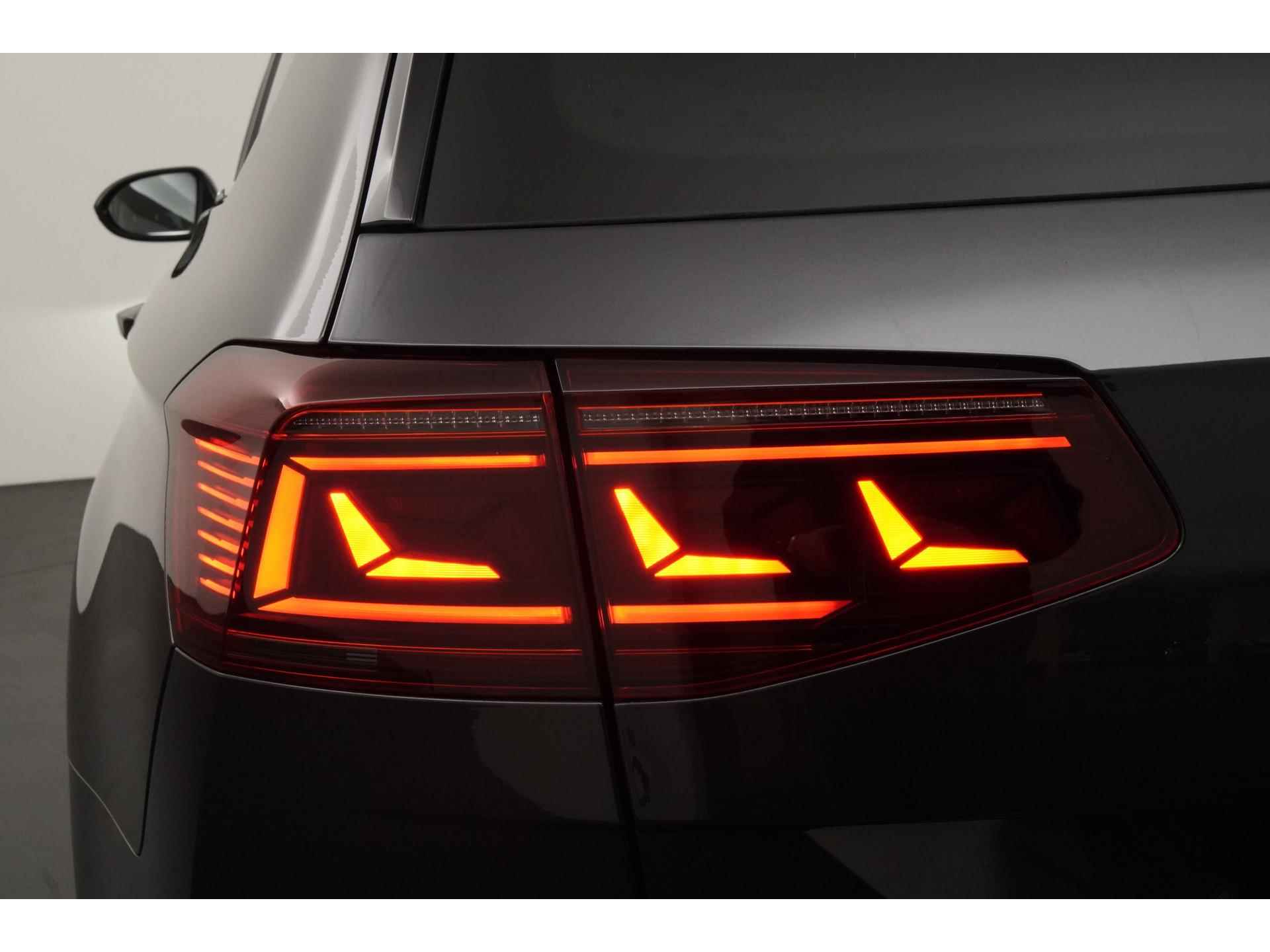 Volkswagen Passat Variant 1.4 TSI PHEV GTE | Digital Cockpit | Panoramadak | Matrix LED | Zondag Open! - 24/47