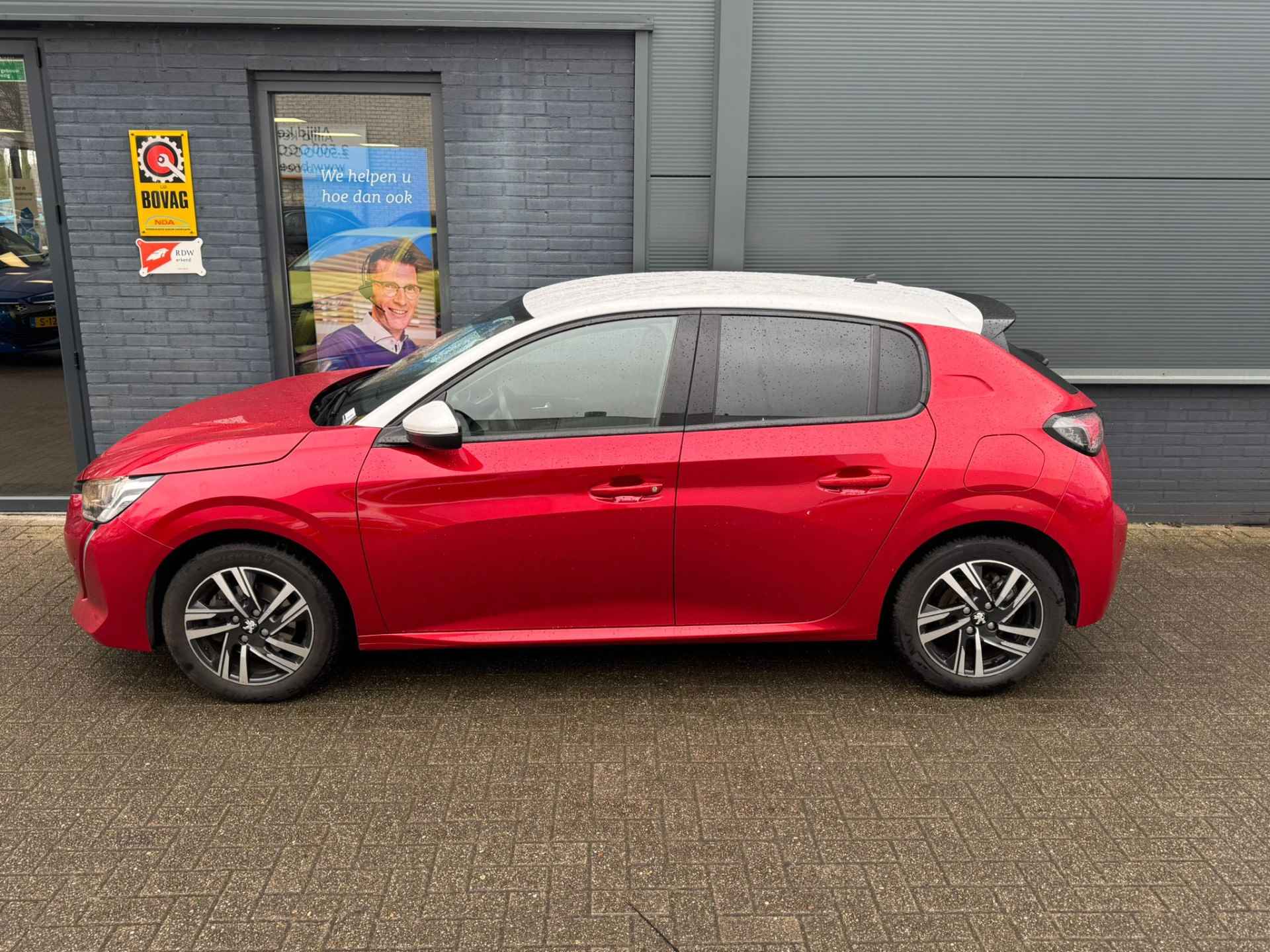 Peugeot 208 1.2 PureTech 100pk Blue Lease Allure | Nieuw model | Carplay | Navigatie | Parkeersensoren voor en Achter | Parkeercamera | LED - 4/31