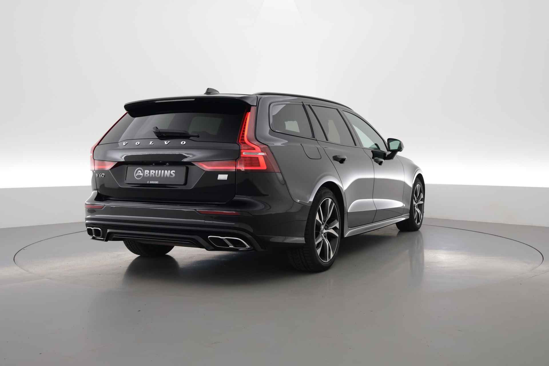 Volvo V60 2.0 T6 Recharge AWD R-Design | Pano-dak | Head-up | 360 camera | Trekhaak | H&K Audio | - 2/33