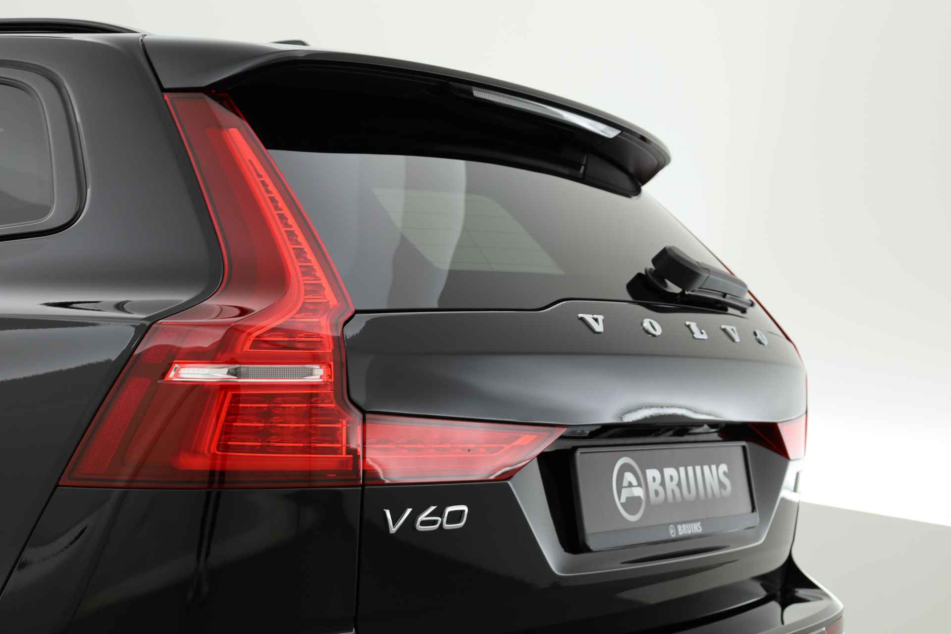 Volvo V60 2.0 T6 Recharge AWD R-Design | Pano-dak | Head-up | 360 camera | Trekhaak | H&K Audio | - 32/33