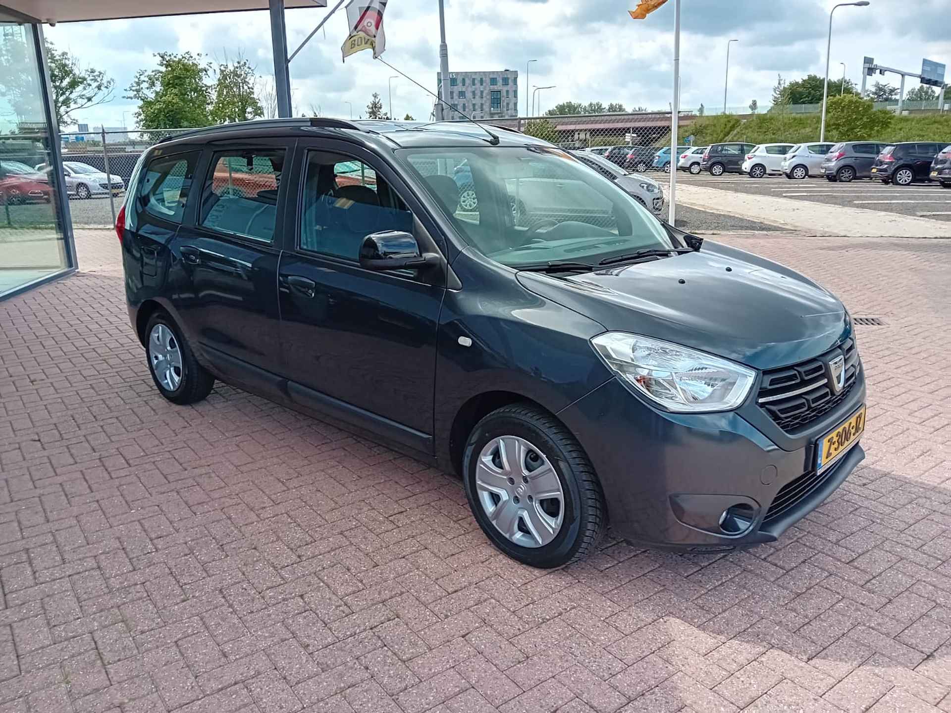 Dacia Lodgy 1.3 7 Persoons, Airco, Multimedia systeem, Bluetooth telefoonverbinding, Cruise control, Elektrische ramen en spiegels, Trekhaak Nette auto, BOVAG - 4/25