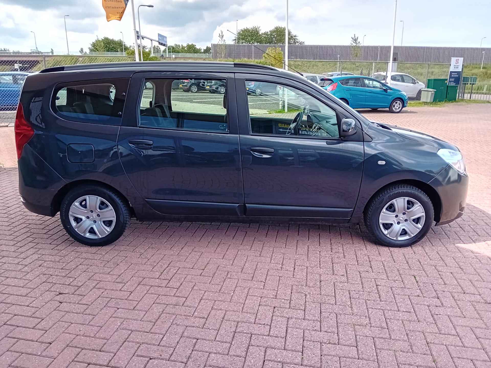 Dacia Lodgy 1.3 7 Persoons, Airco, Multimedia systeem, Bluetooth telefoonverbinding, Cruise control, Elektrische ramen en spiegels, Trekhaak Nette auto, BOVAG - 5/25