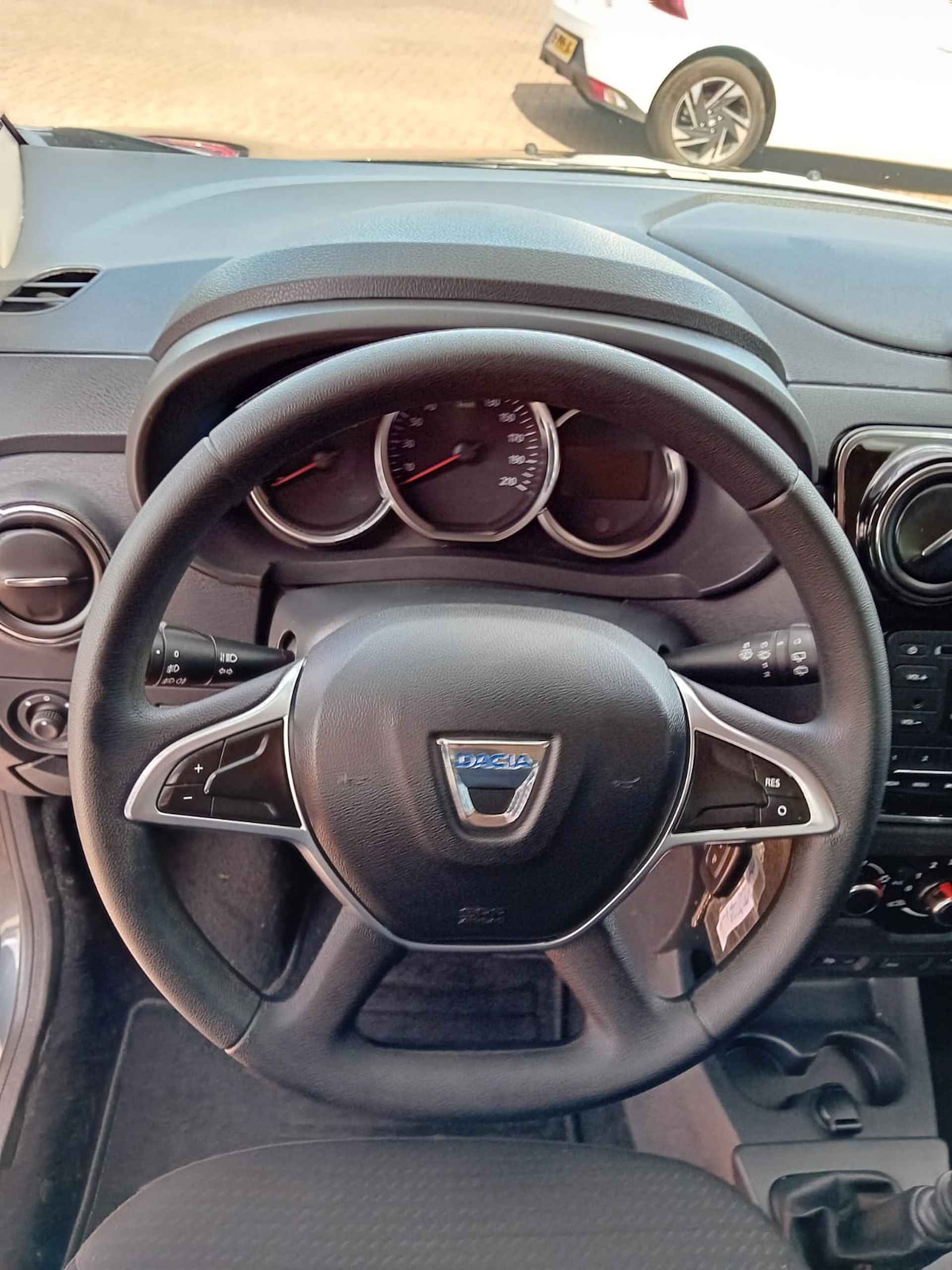 Dacia Lodgy 1.3 7 Persoons, Airco, Multimedia systeem, Bluetooth telefoonverbinding, Cruise control, Elektrische ramen en spiegels, Trekhaak Nette auto, BOVAG - 17/25