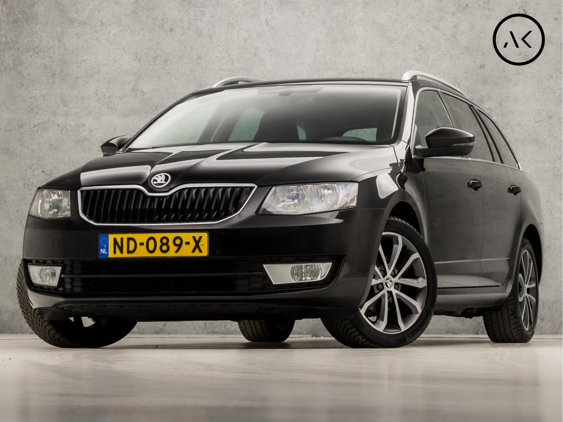 Škoda Octavia Combi 1.6 TDI Ambition Sport Automaat (NAVIGATIE, CLIMATE, STOELVERWARMING, GETINT GLAS, SPORTSTOELEN, CRUISE, LM VELGEN, DAB+, NIEUWSTAAT)