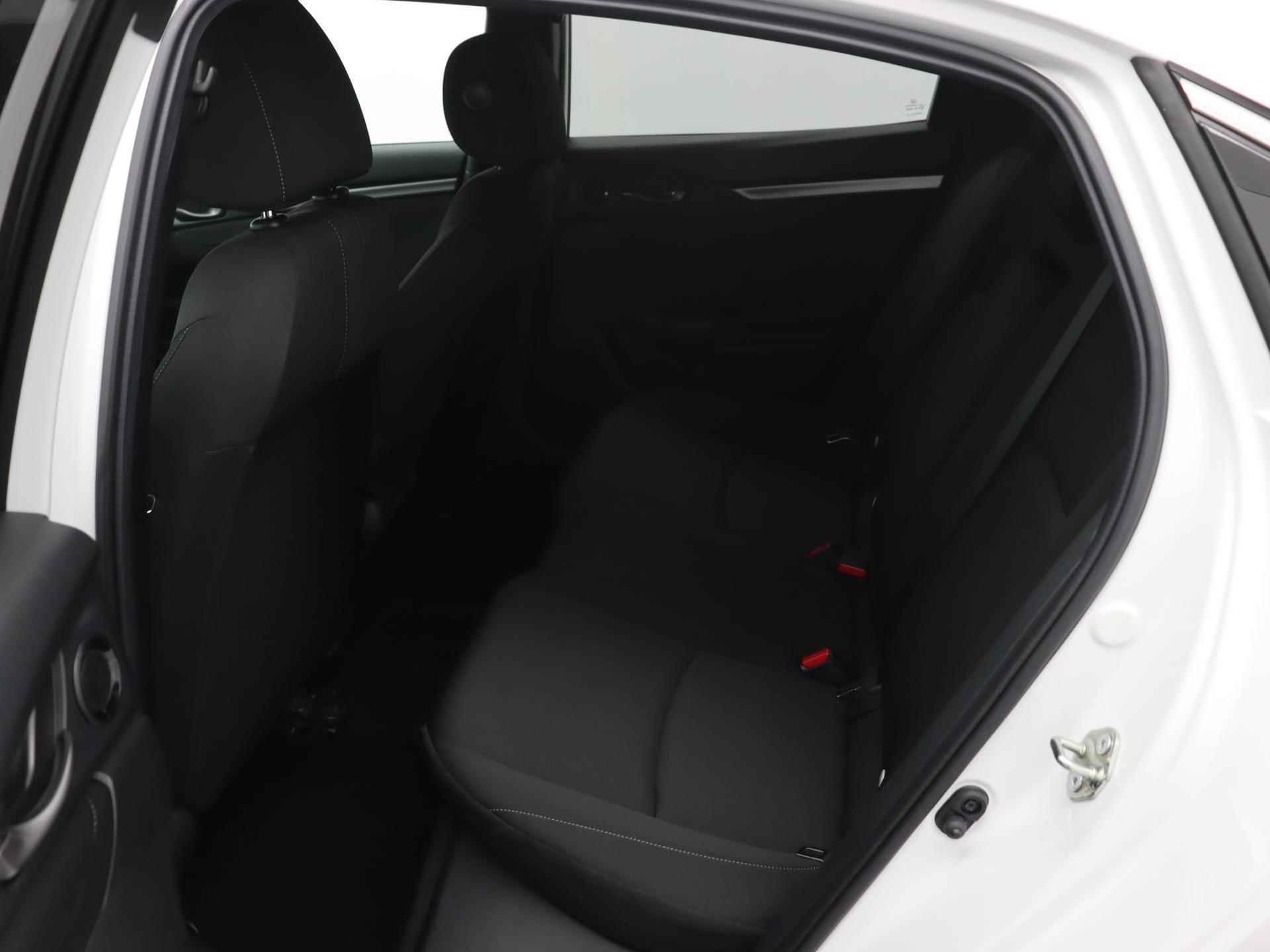 Honda Civic 1.0 i-VTEC Elegance Aut. | Outletdeal! | Facelift | Navigatie | Adaptive cruise | Camera | Privacy glass | 17 inch | Parkeersensoren | - 26/28