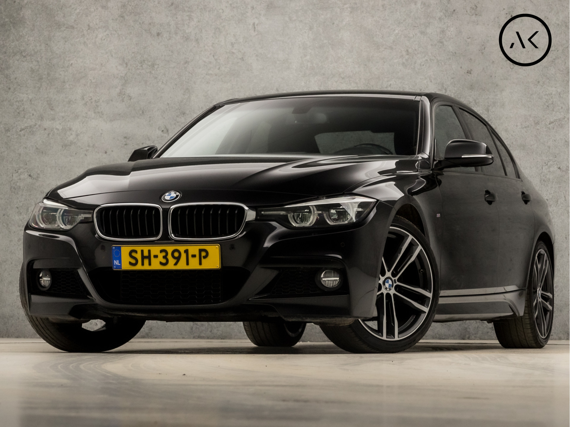 BMW 3-serie 318 M Sport Shadow Automaat (GROOT NAVI, M PAKKET, LEDEREN SPORTSTOELEN, STOELVERWARMING, DIGITAL COCKPIT, CAMERA, KEYLESS, PARKEERSENSOREN, NIEUWSTAAT)